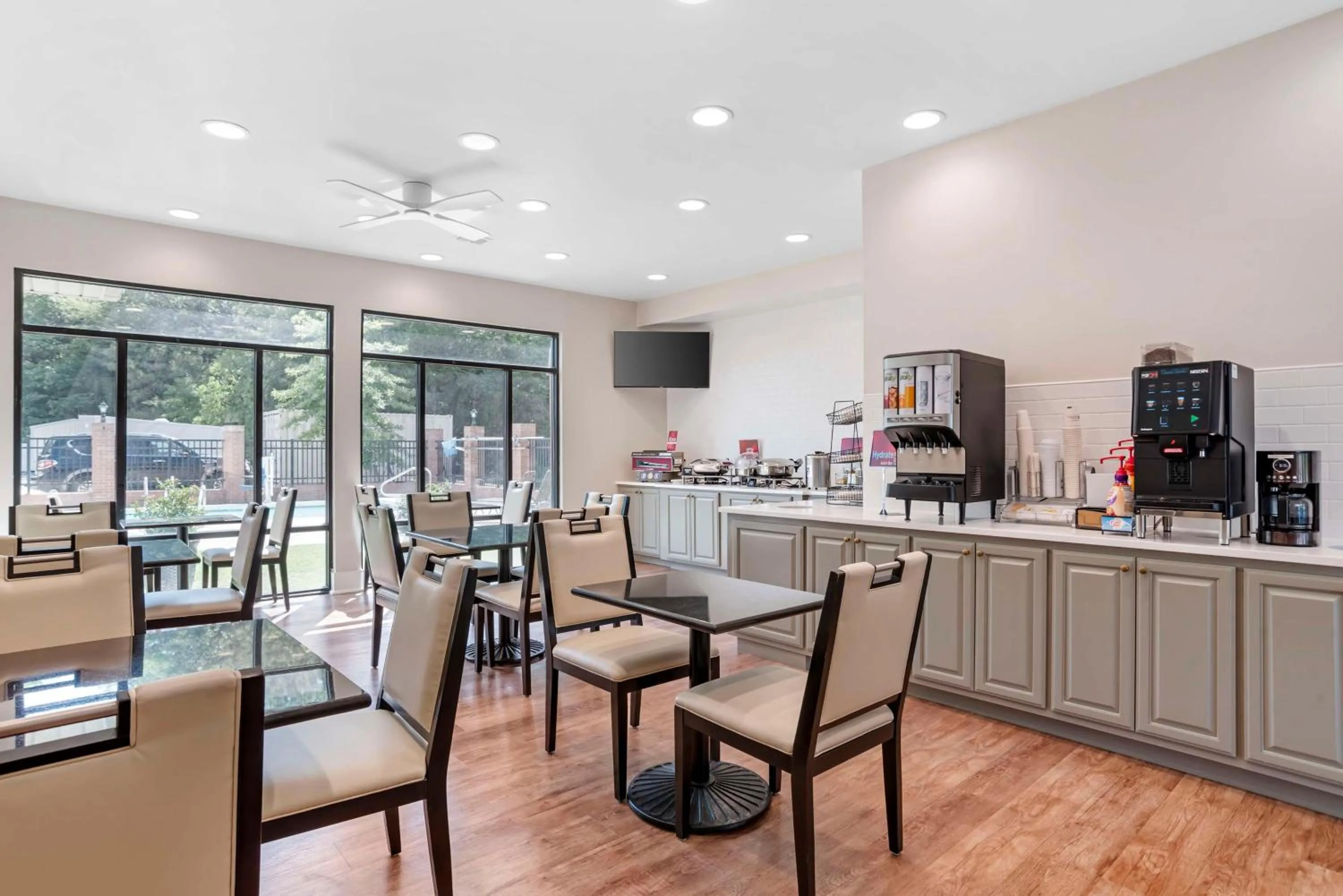 Breakfast in Best Western Plus Two Rivers Hotel & Suites