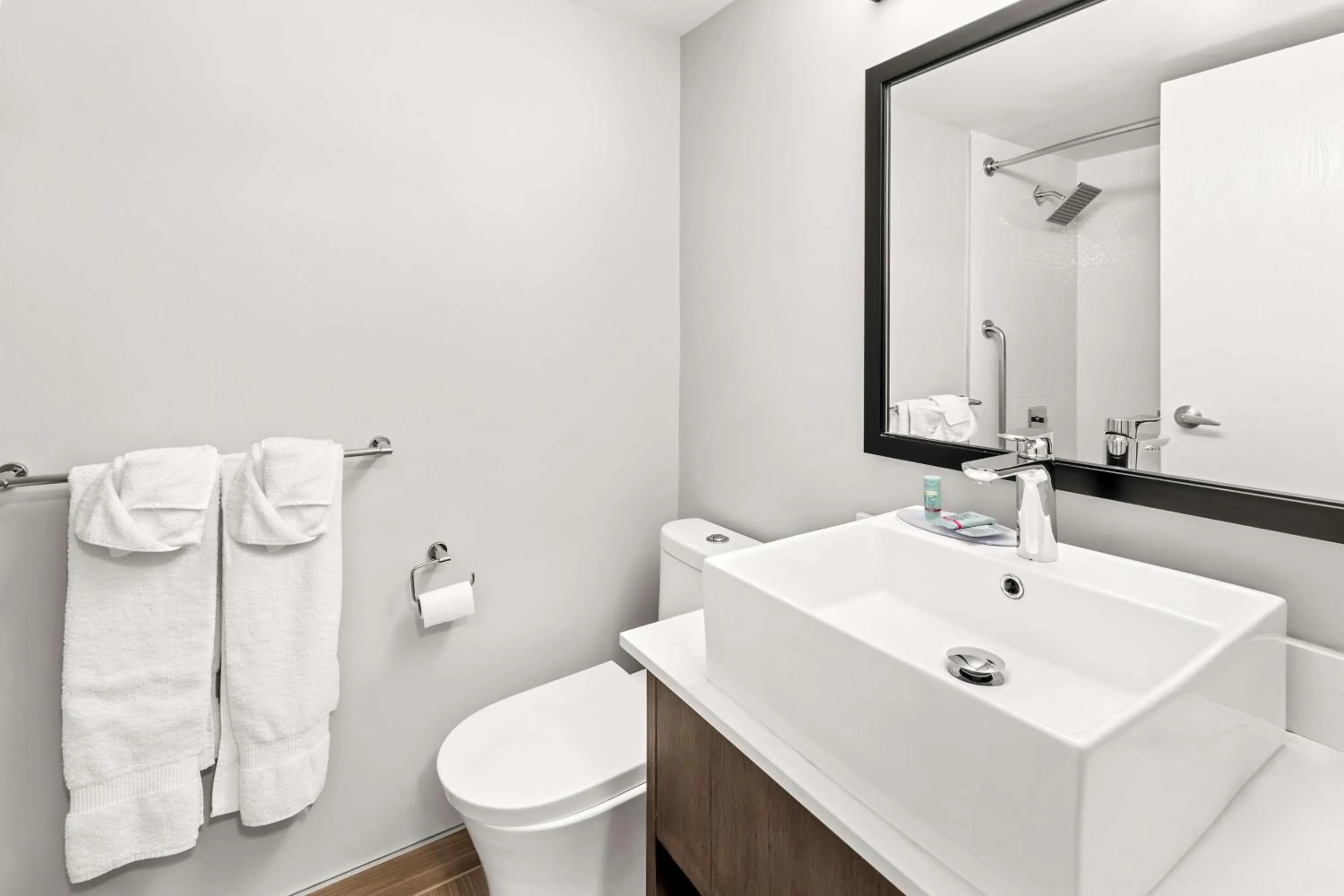 Bathroom in Best Western Cowichan Valley Inn