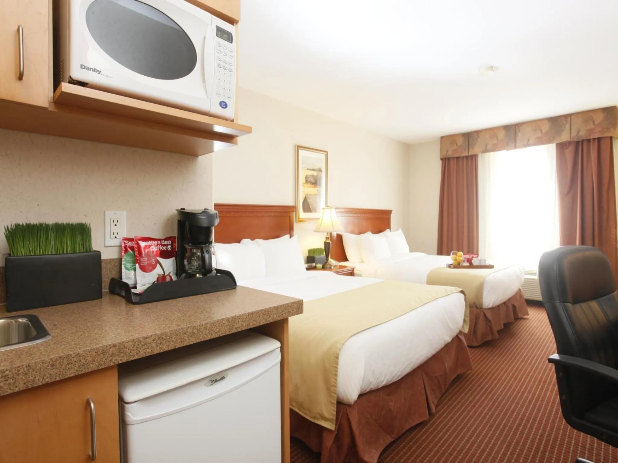 Kitchen or kitchenette, Bed in Stonebridge Hotel Dawson Creek
