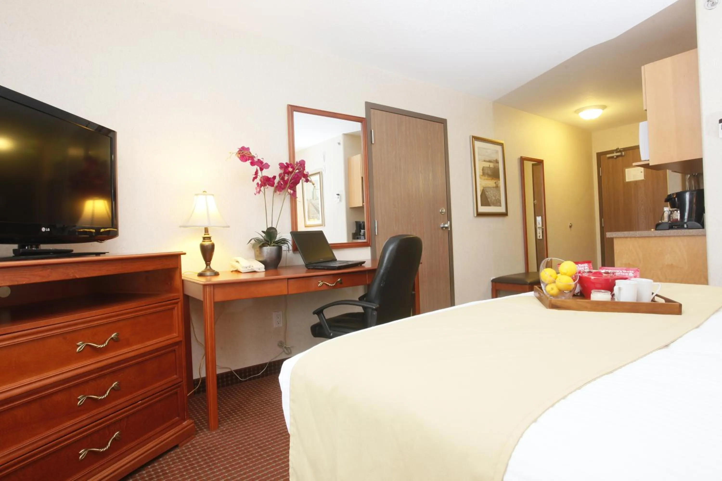 Bedroom, Bed in Stonebridge Hotel Dawson Creek