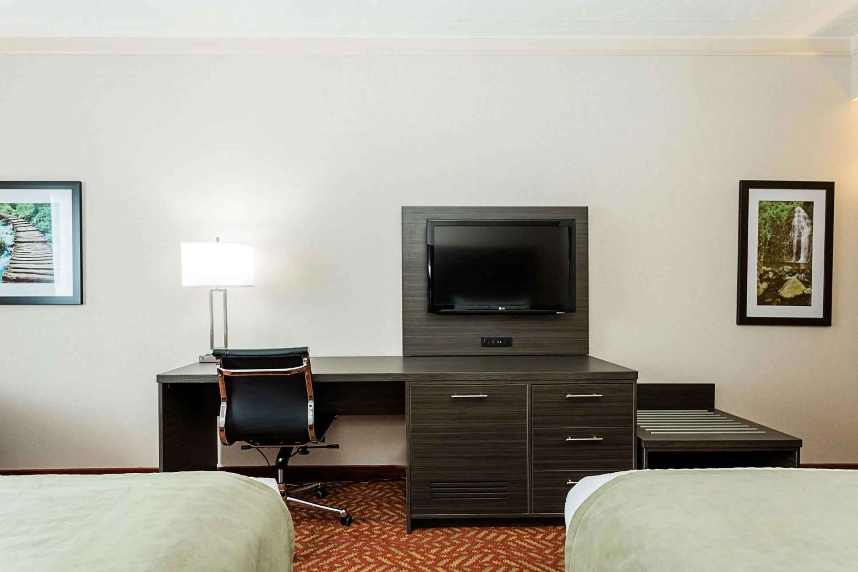 Photo of the whole room, Bed in Best Western Inn On The Bay