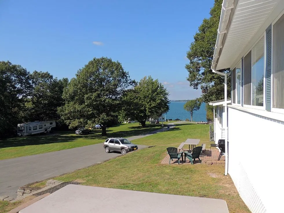Patio in West Winds Motel & Cottages