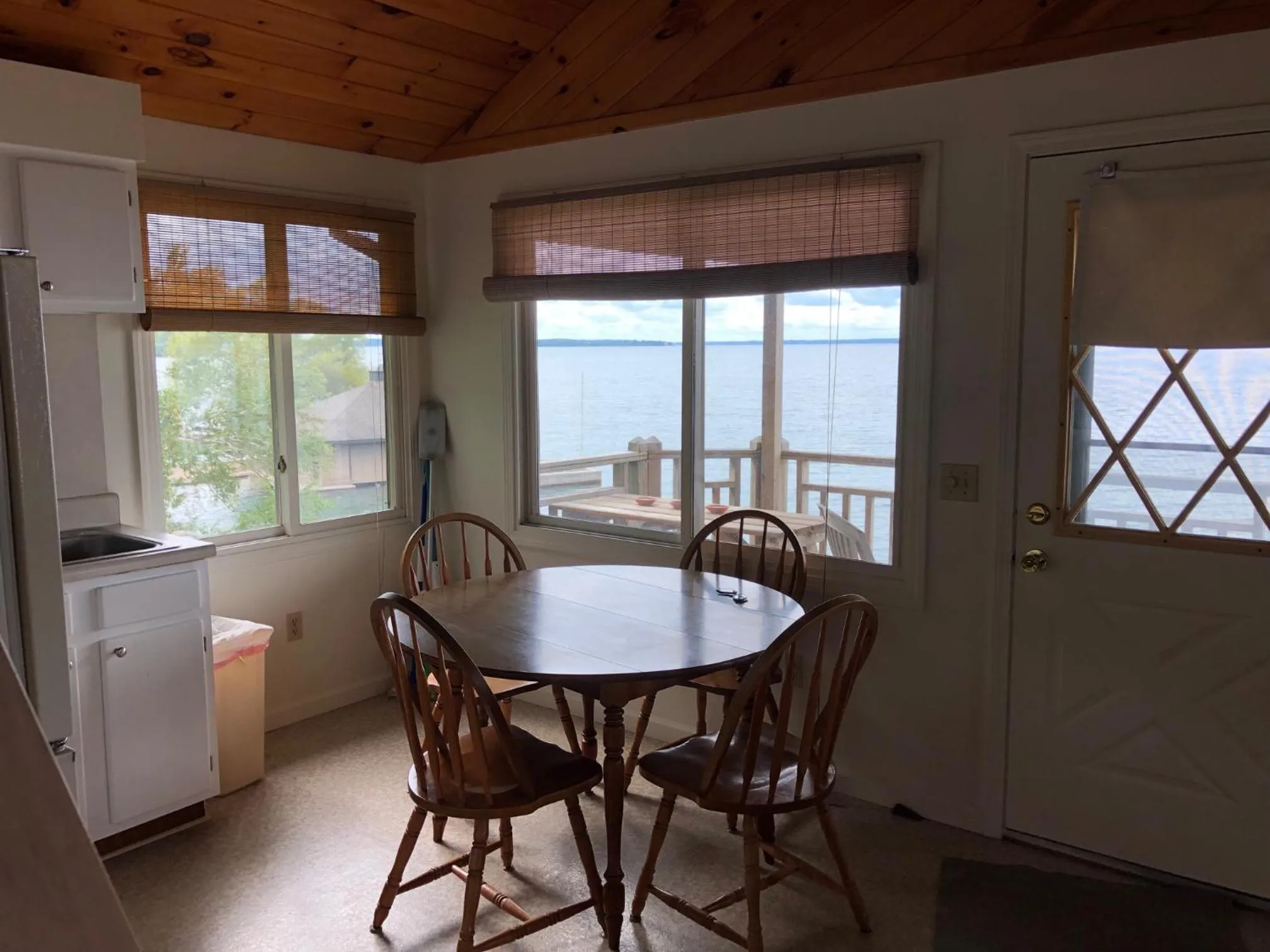 Kitchen or kitchenette in West Winds Motel & Cottages