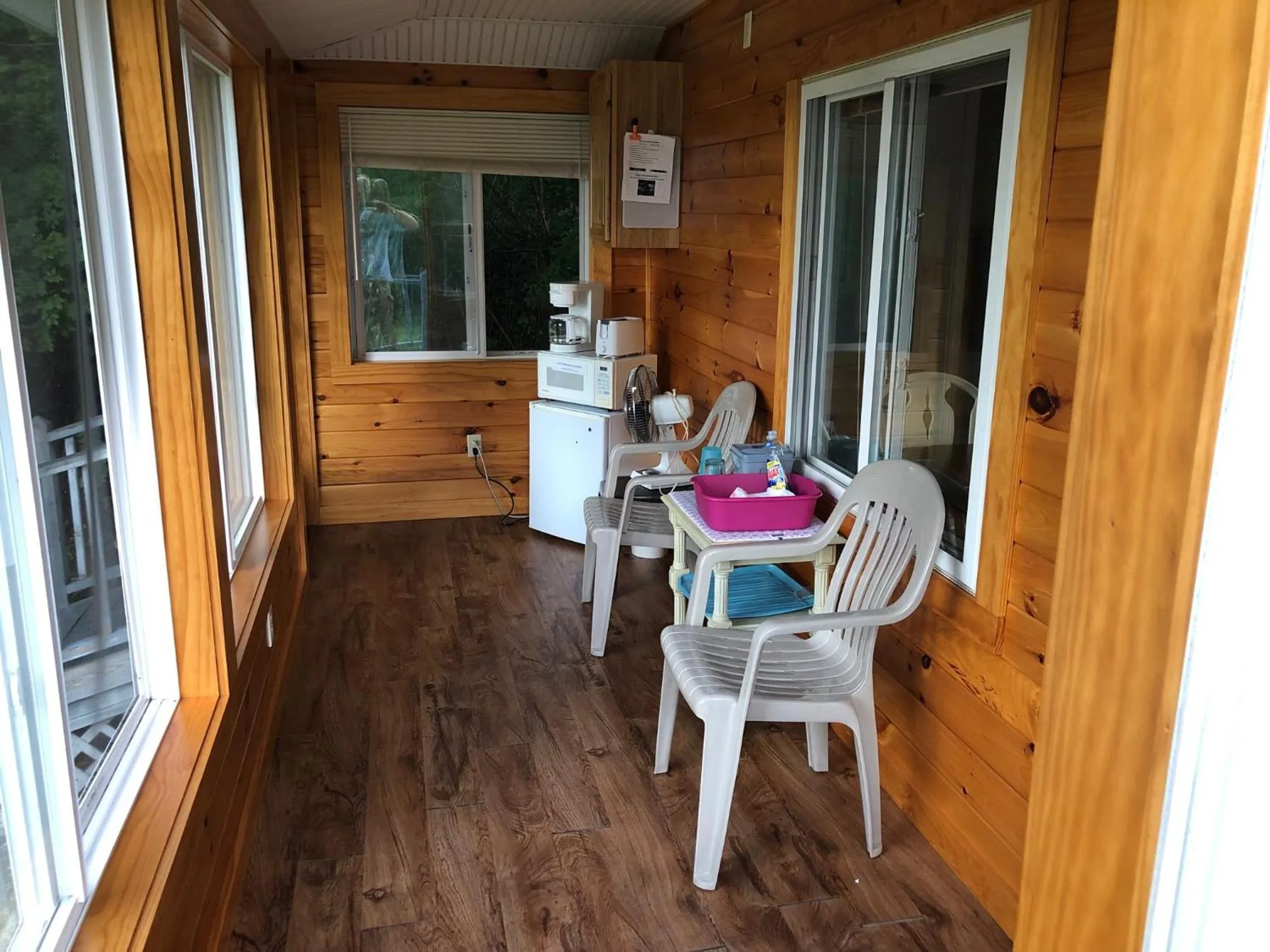 Seating area in West Winds Motel & Cottages