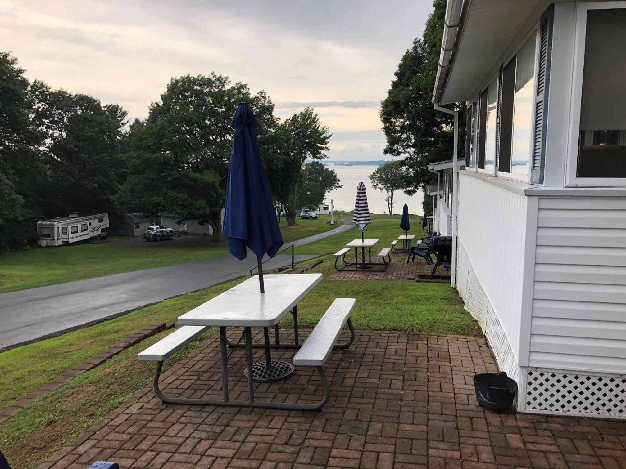 Patio in West Winds Motel & Cottages