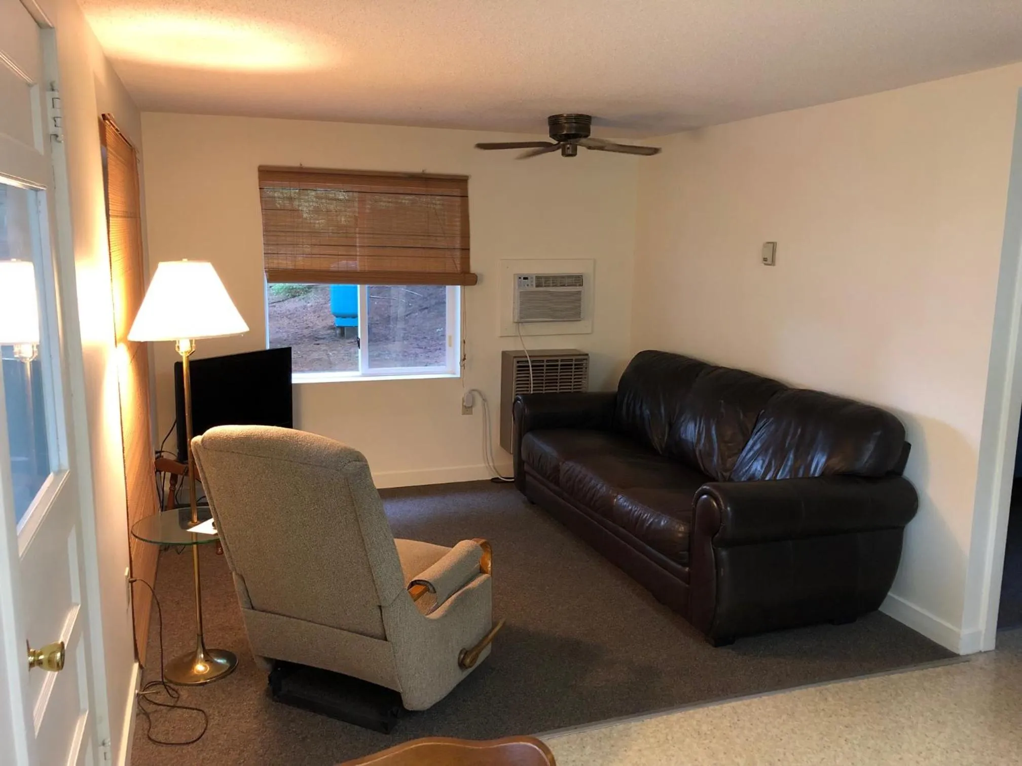 Living room in West Winds Motel & Cottages
