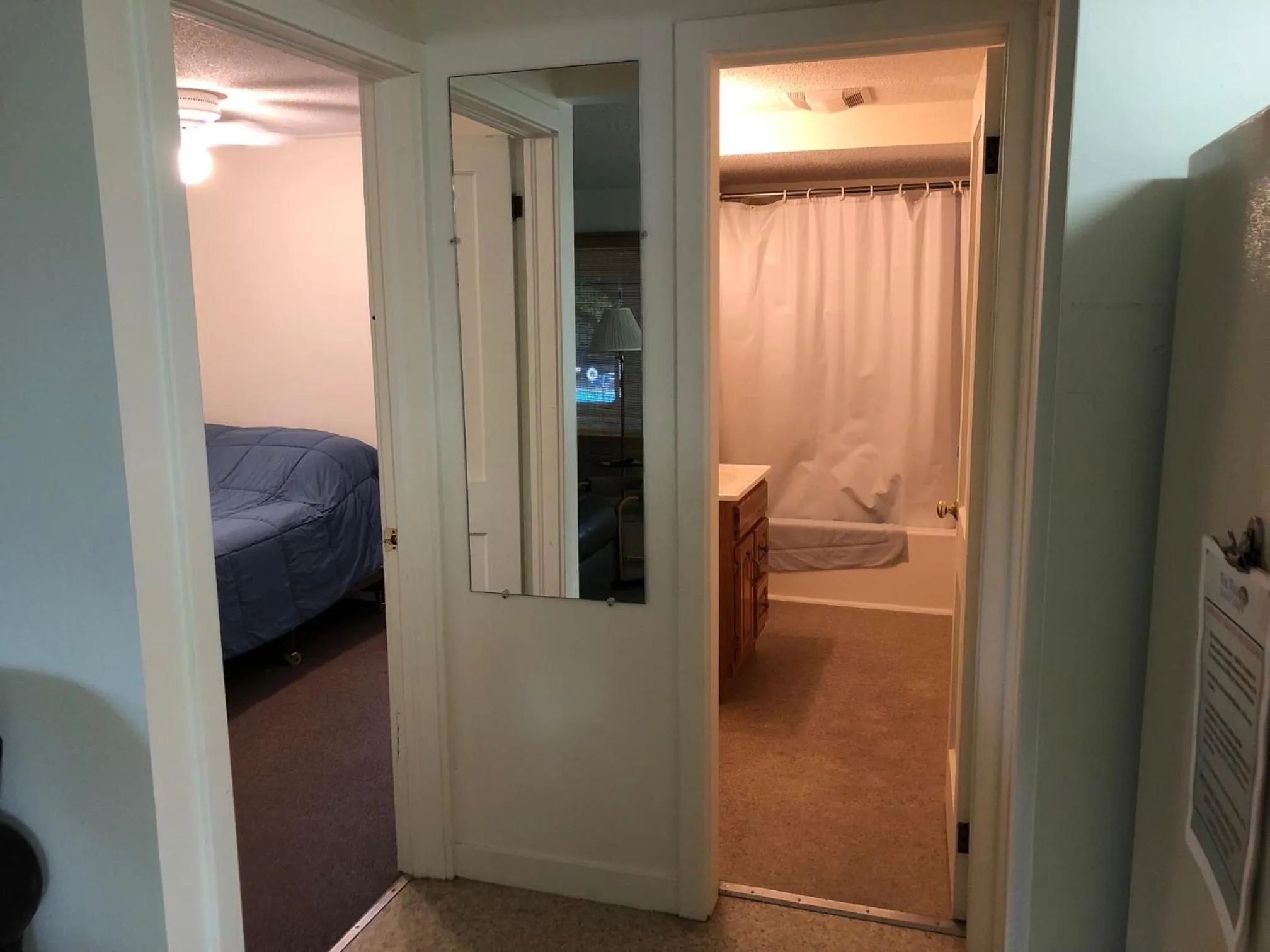 Bathroom, Bed in West Winds Motel & Cottages