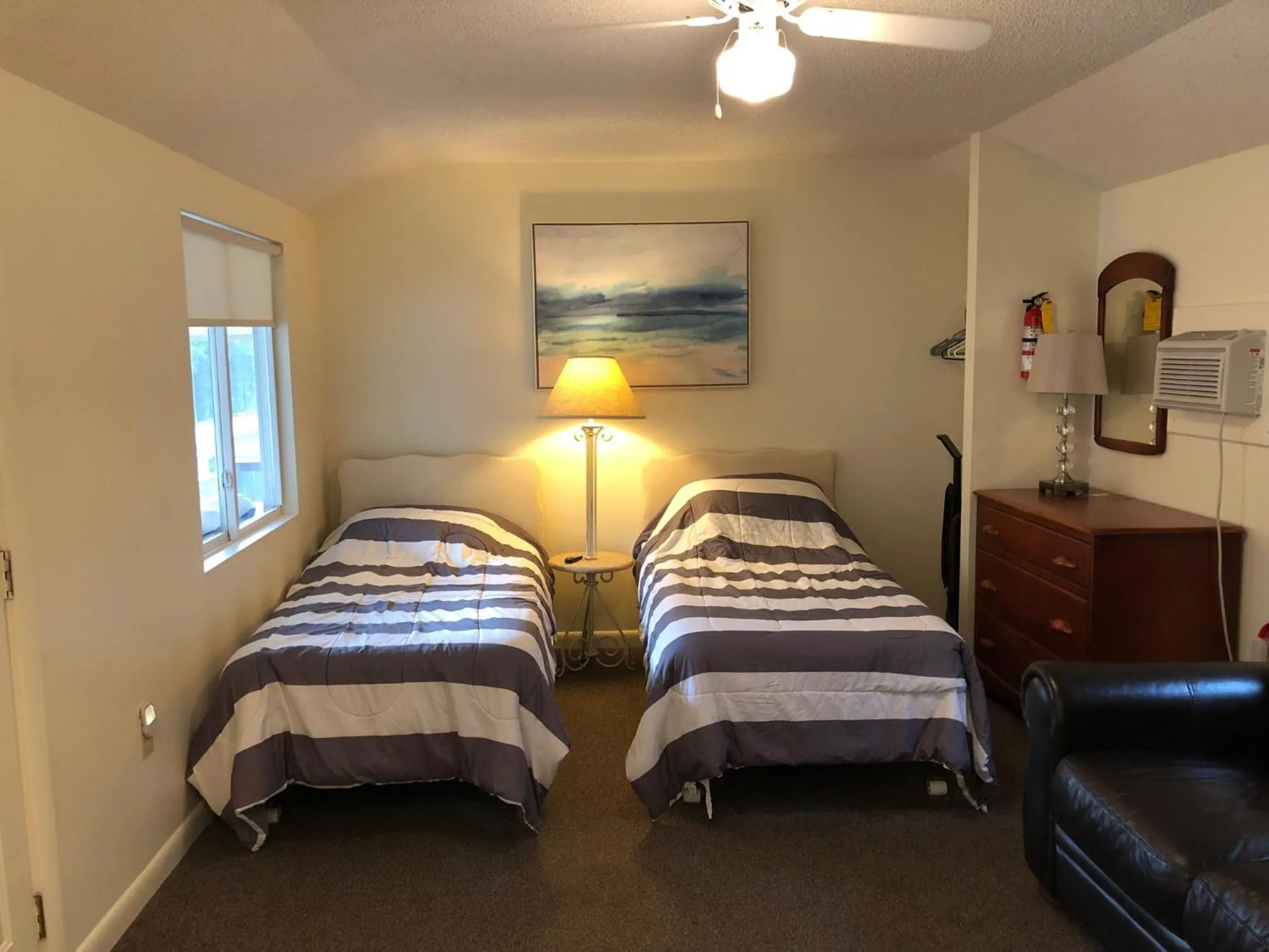 Bed in West Winds Motel & Cottages