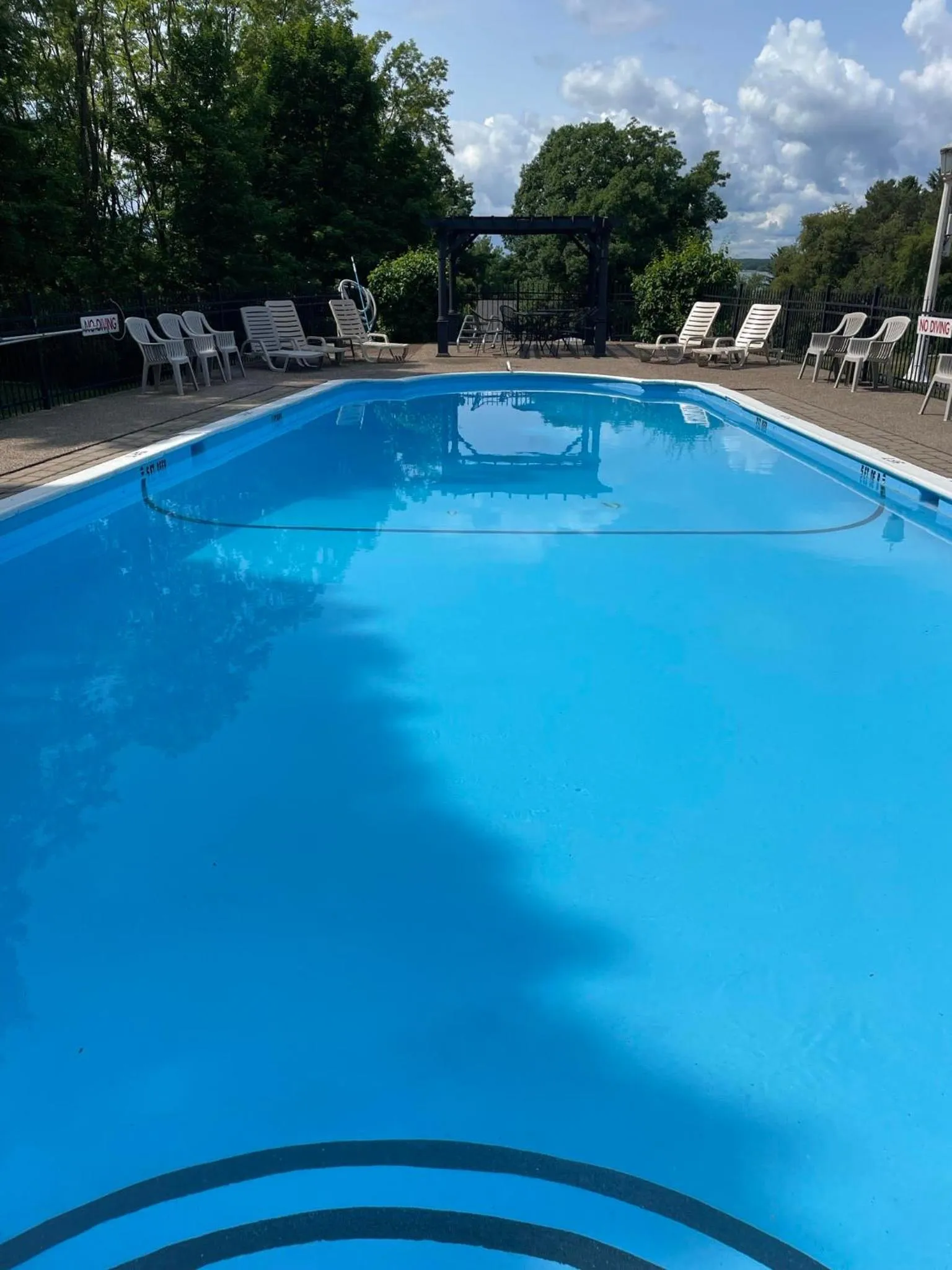 Swimming pool in West Winds Motel & Cottages