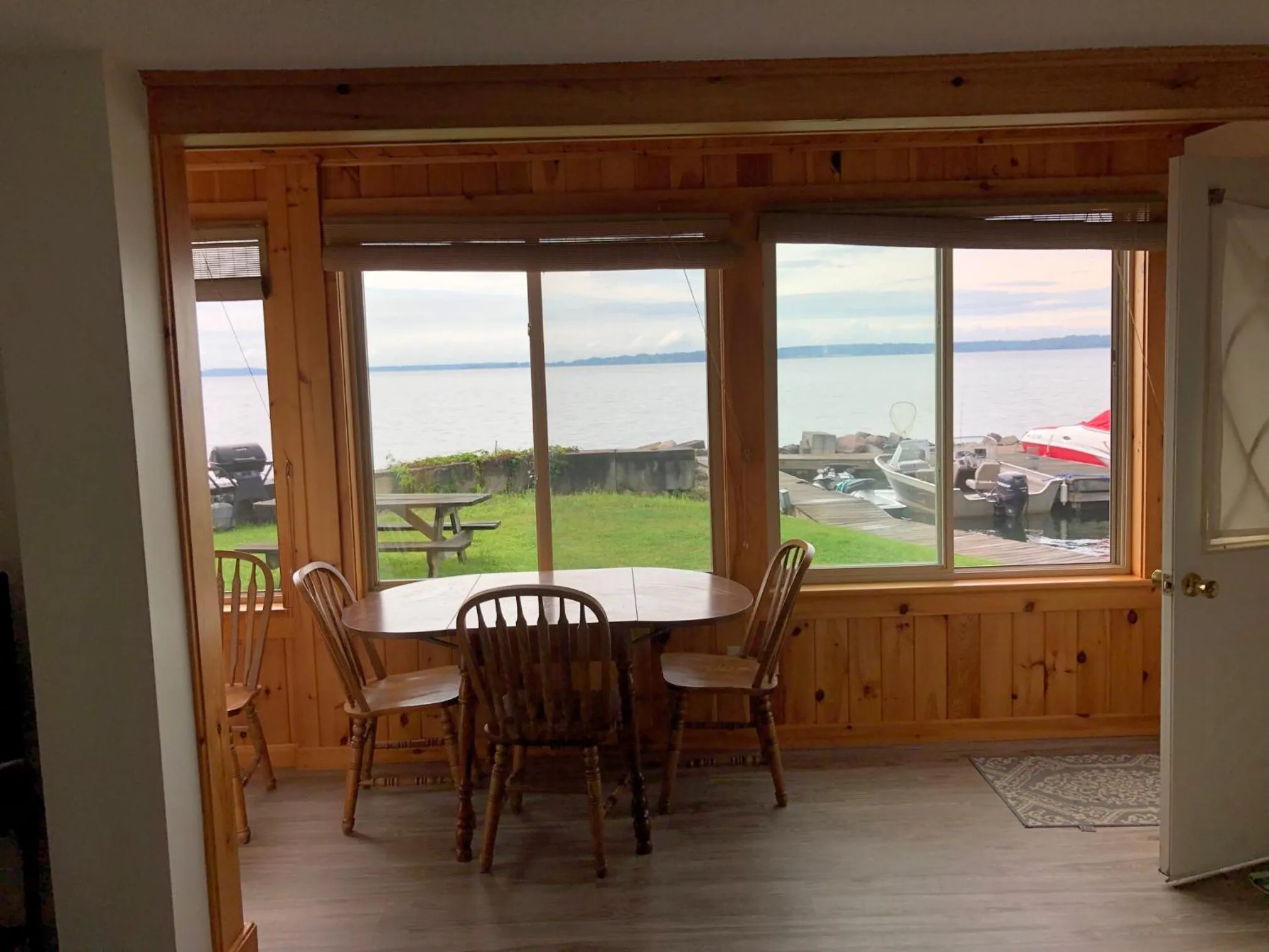 Dining area in West Winds Motel & Cottages