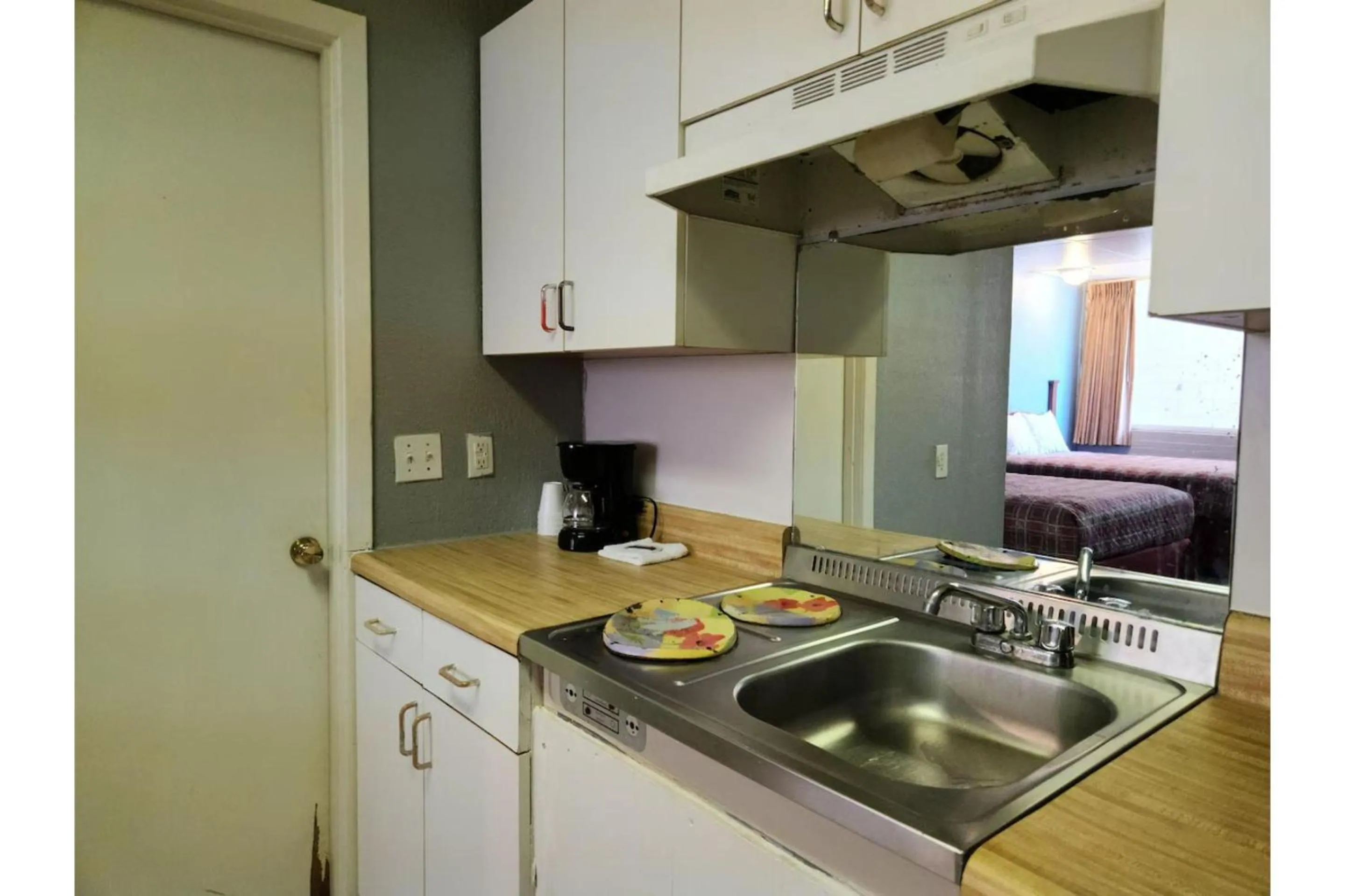 Kitchen or kitchenette in Executive Inn By OYO Queenville Mena