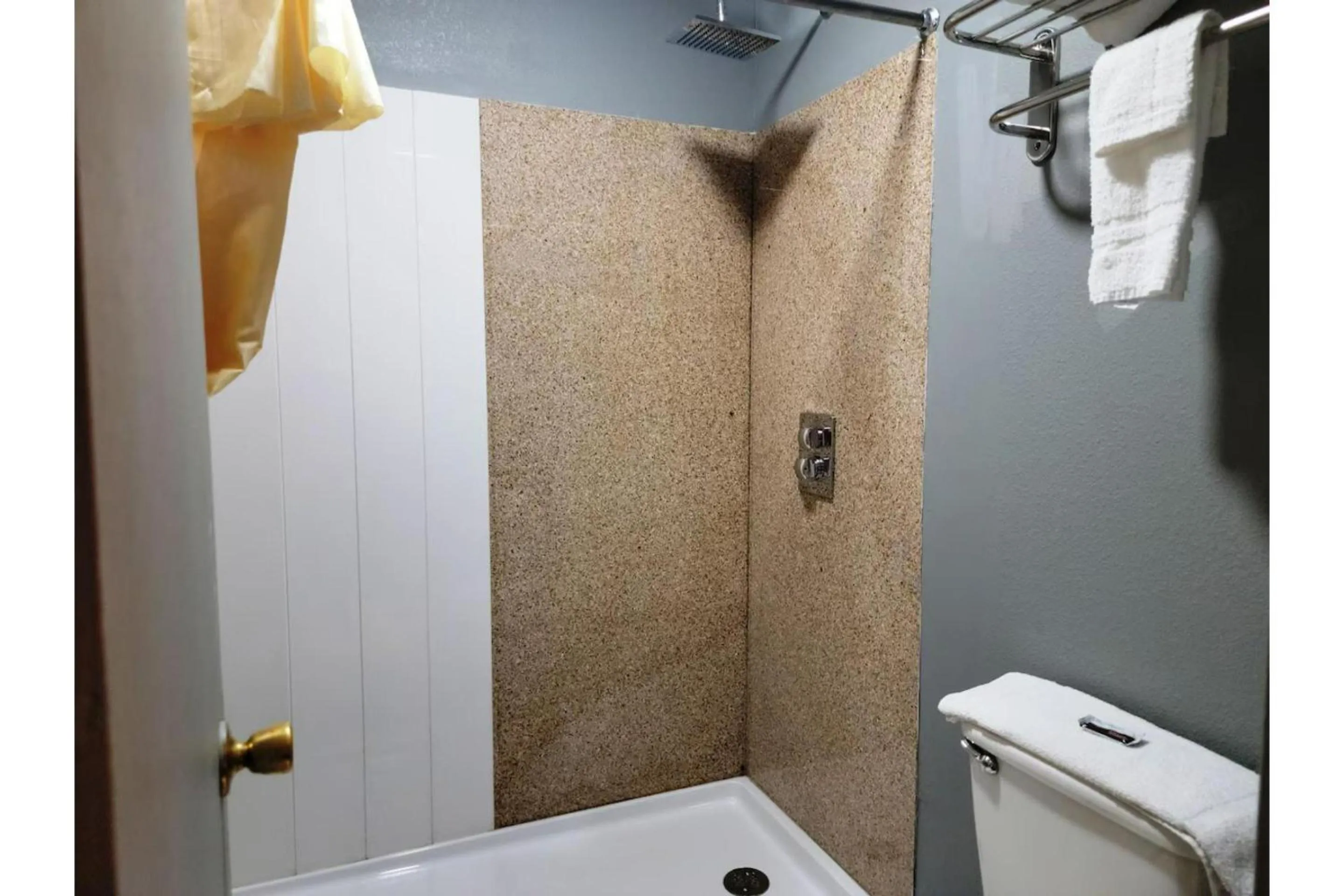 Bathroom in Executive Inn By OYO Queenville Mena