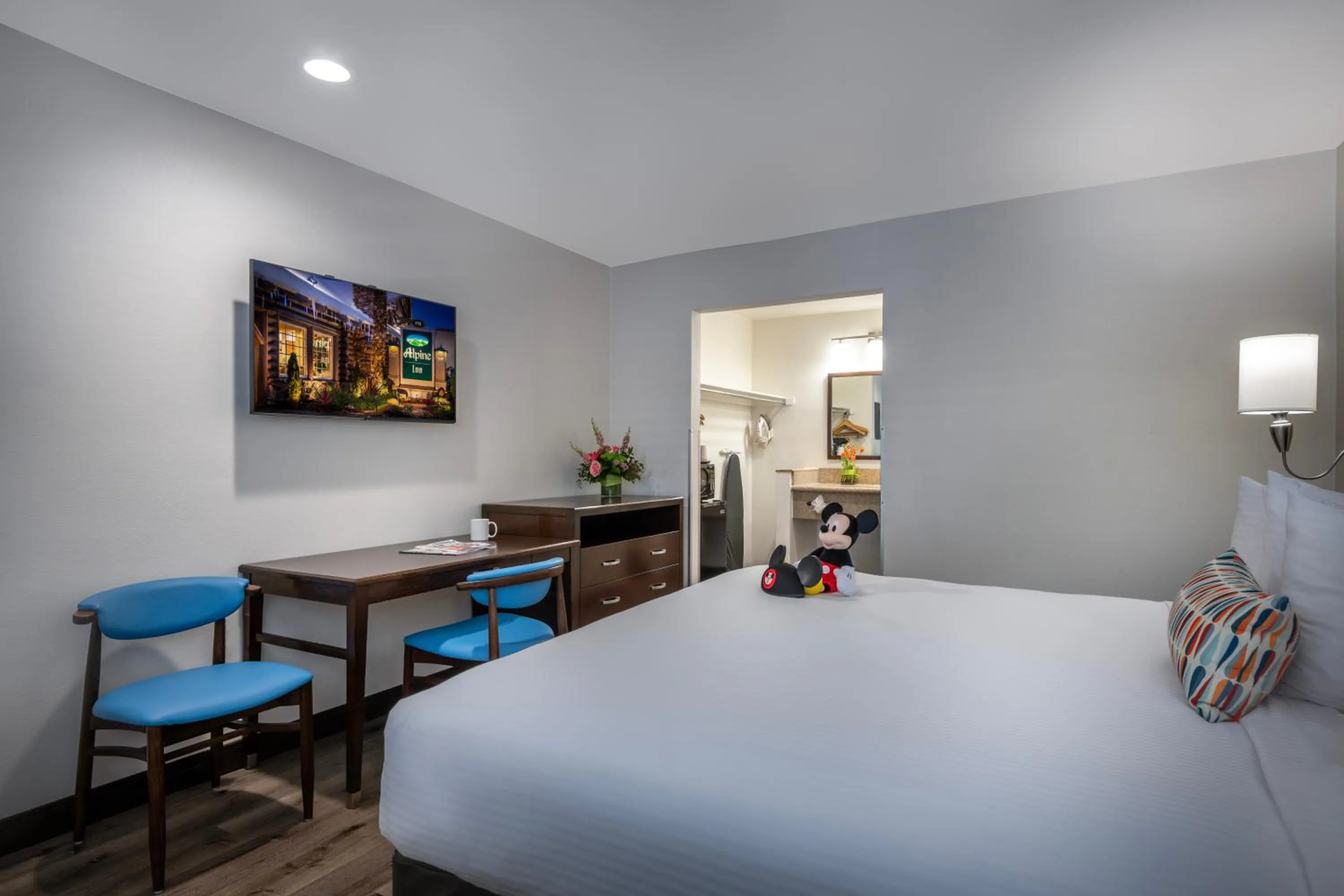 Bedroom, Bed in Alpine Inn near Convention Center and the Park