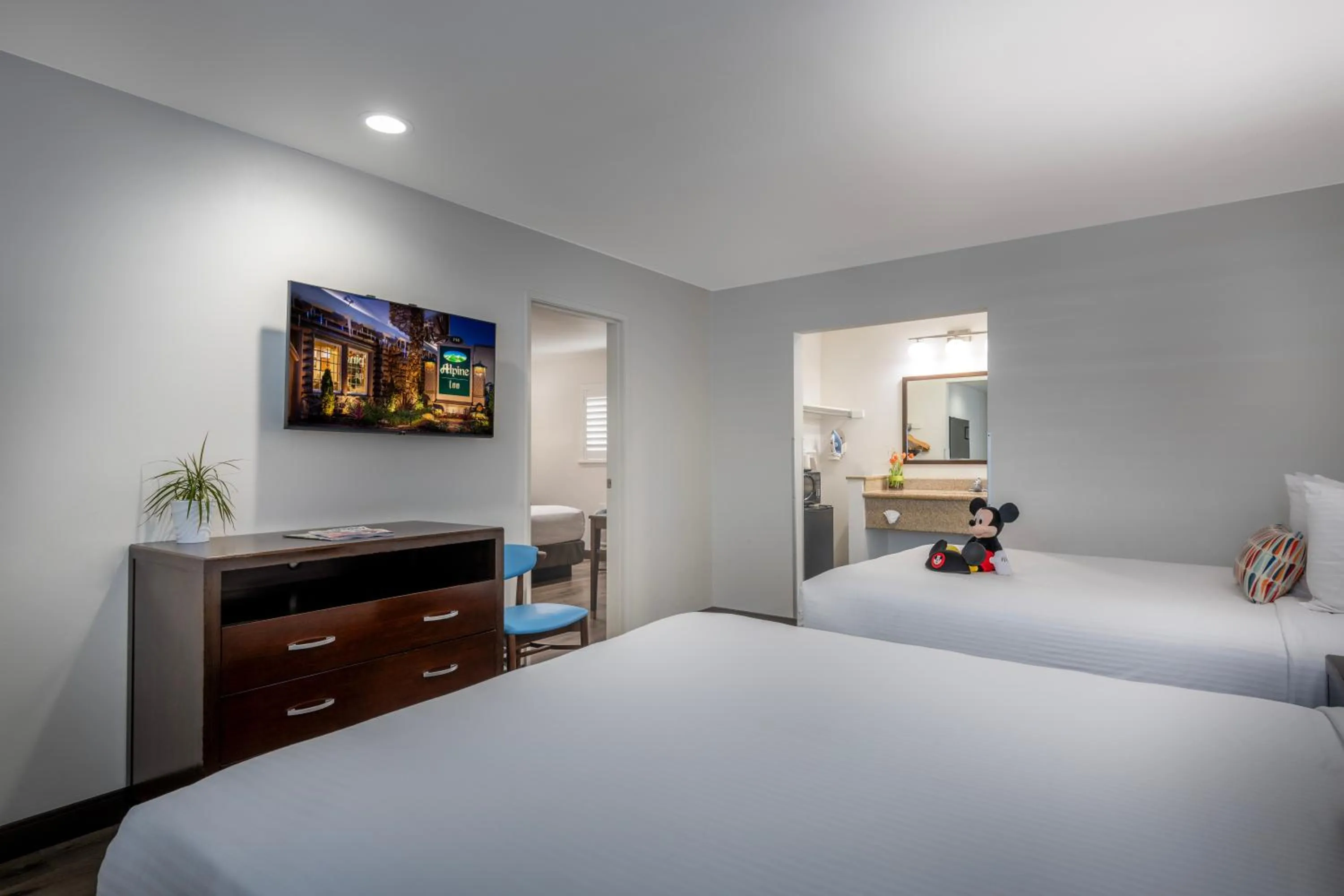 Bedroom, Bed in Alpine Inn near Convention Center and the Park