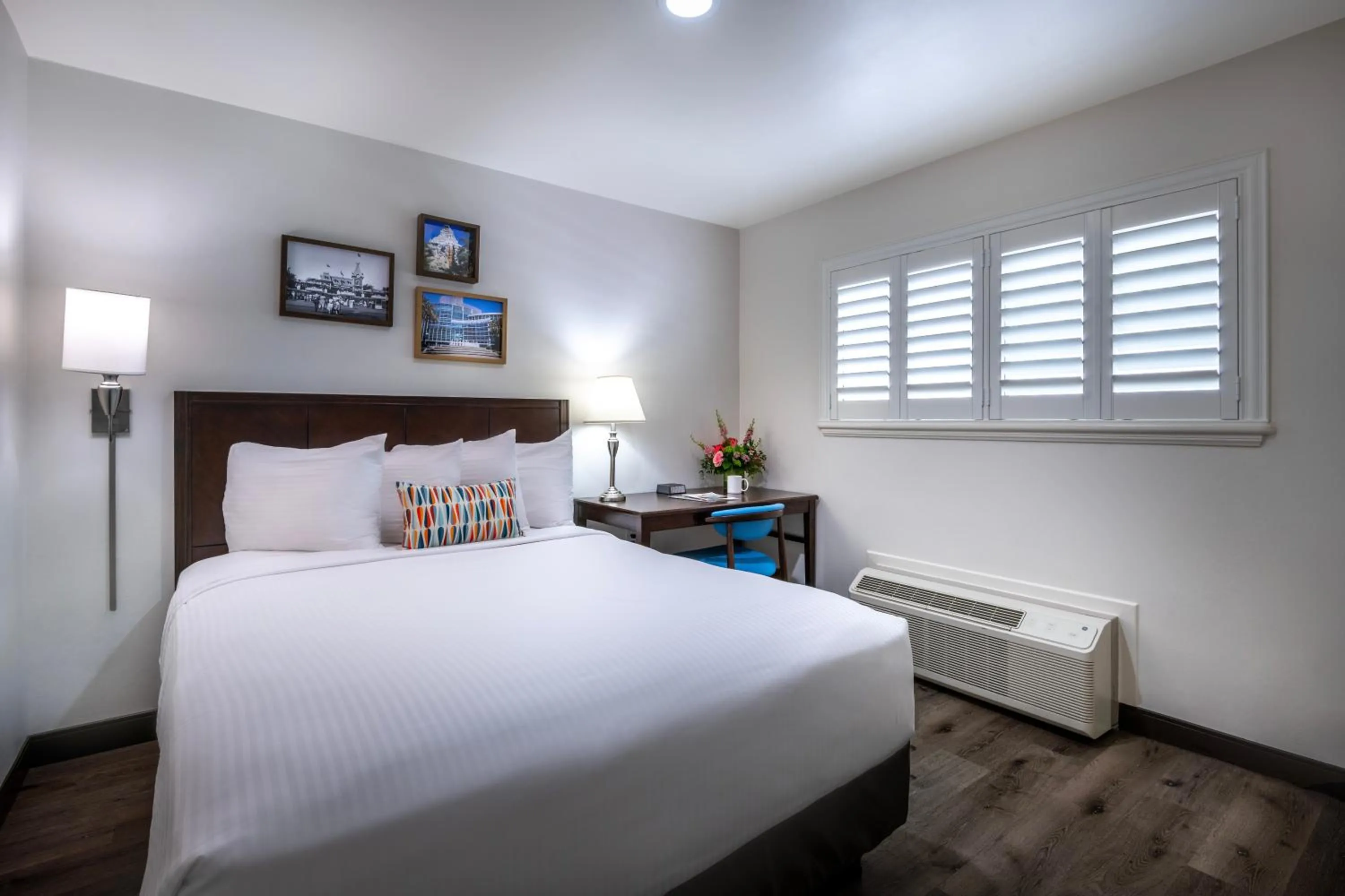 Bedroom, Bed in Alpine Inn near Convention Center and the Park