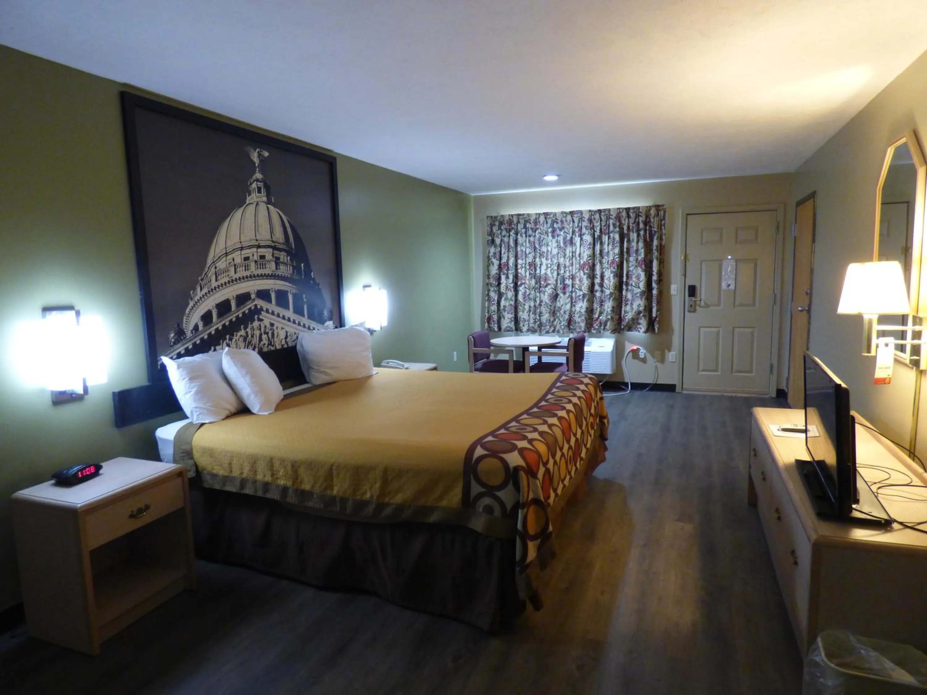 Photo of the whole room, Bed in Super 8 by Wyndham Kosciusko