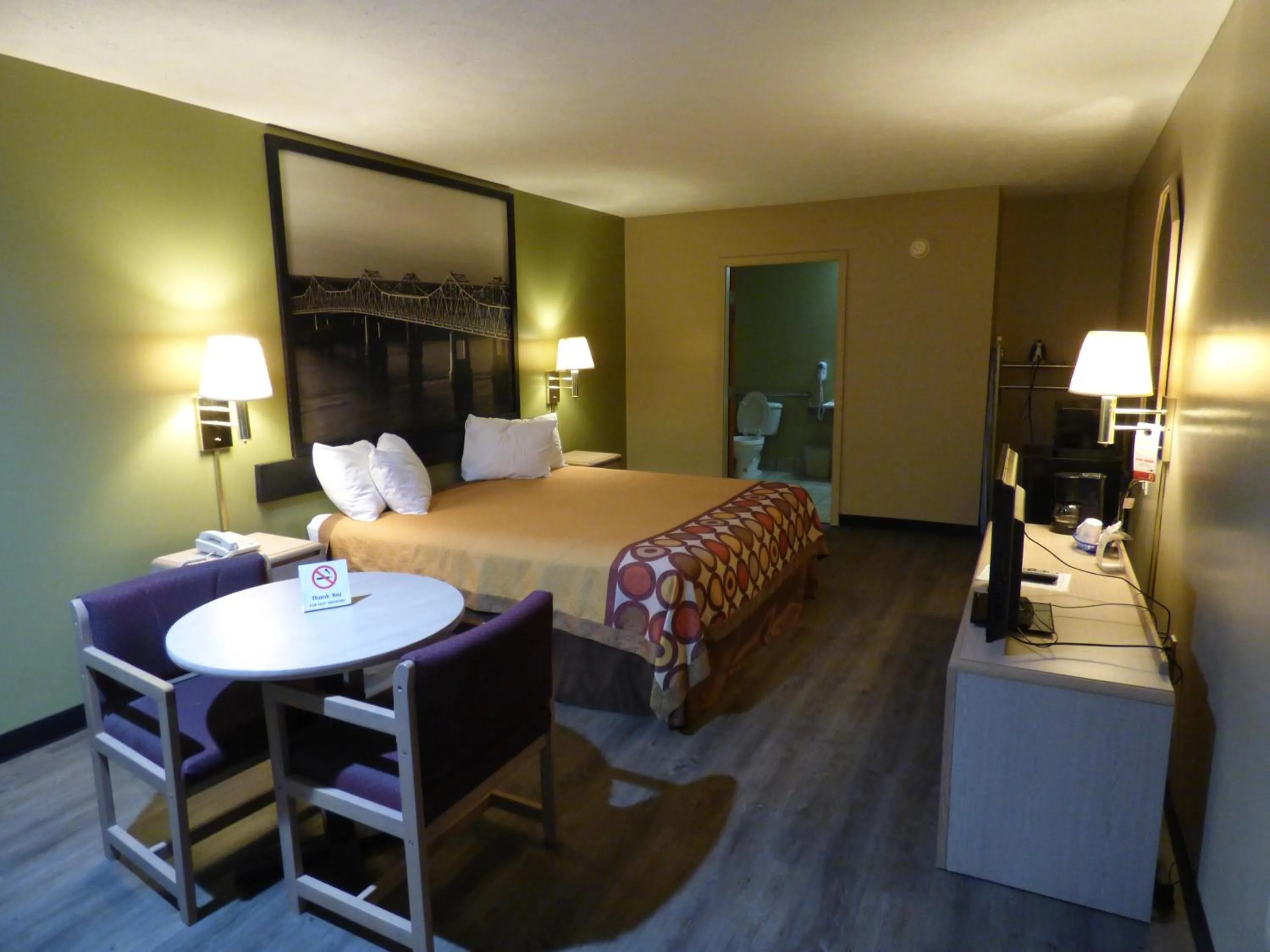 Photo of the whole room, Bed in Super 8 by Wyndham Kosciusko