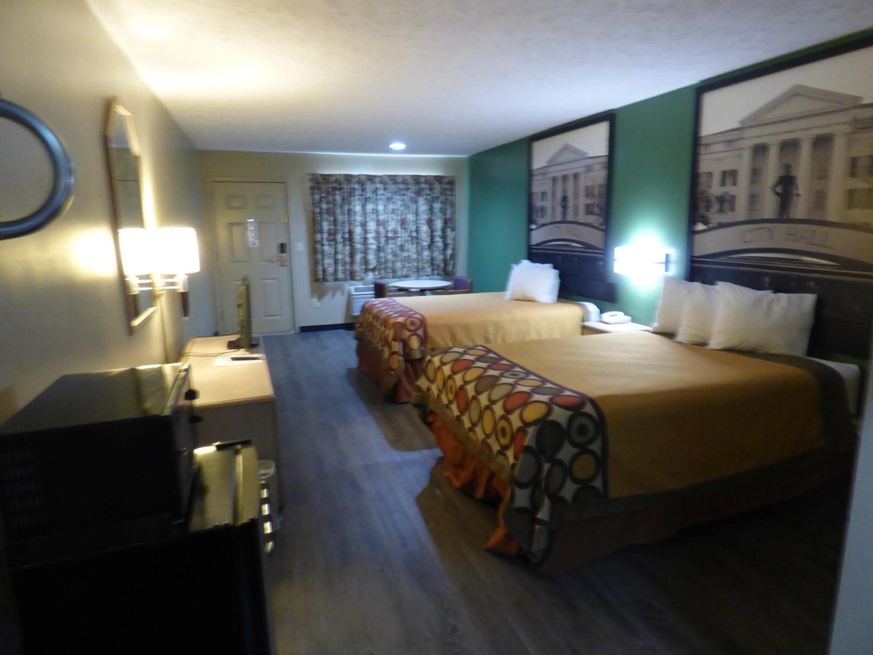 Photo of the whole room, Bed in Super 8 by Wyndham Kosciusko