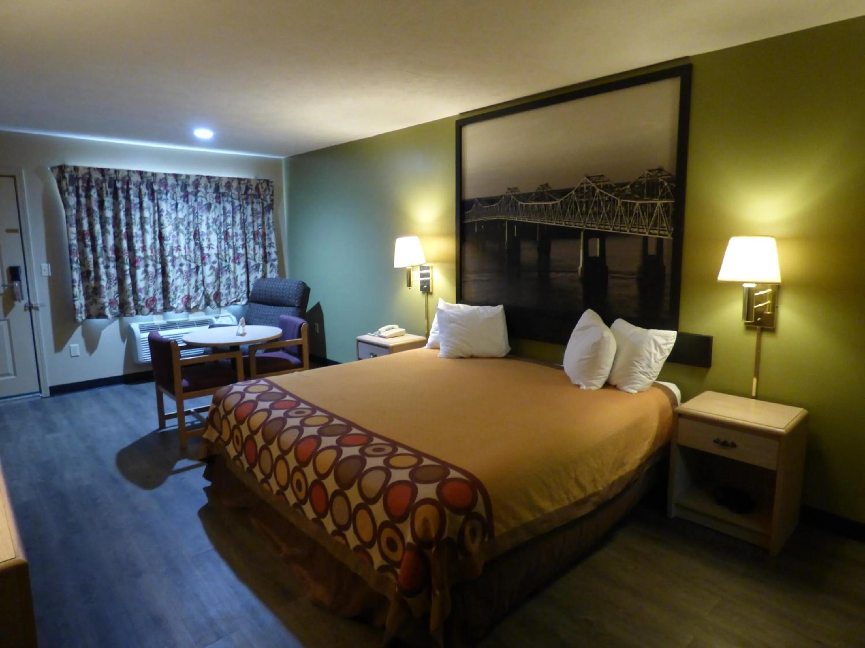 Photo of the whole room, Bed in Super 8 by Wyndham Kosciusko