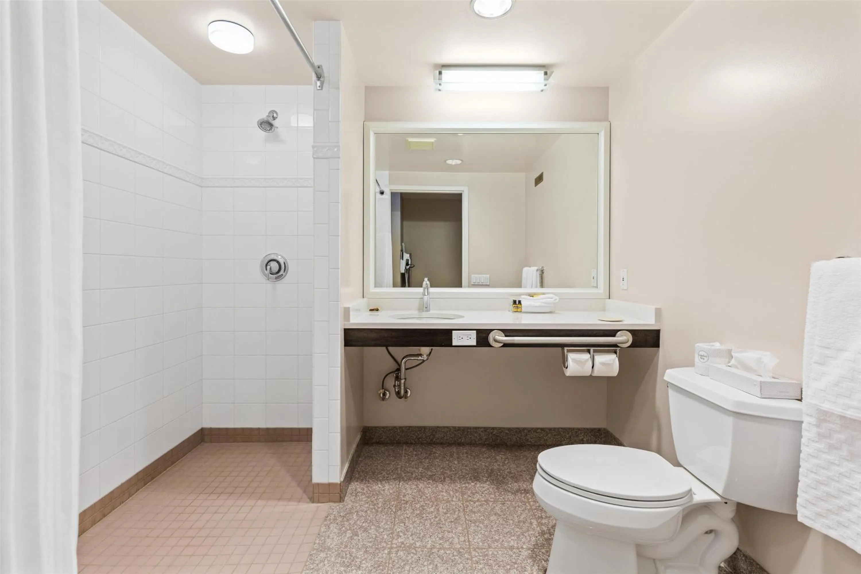 Bathroom in Best Western Plus Columbia River Hotel