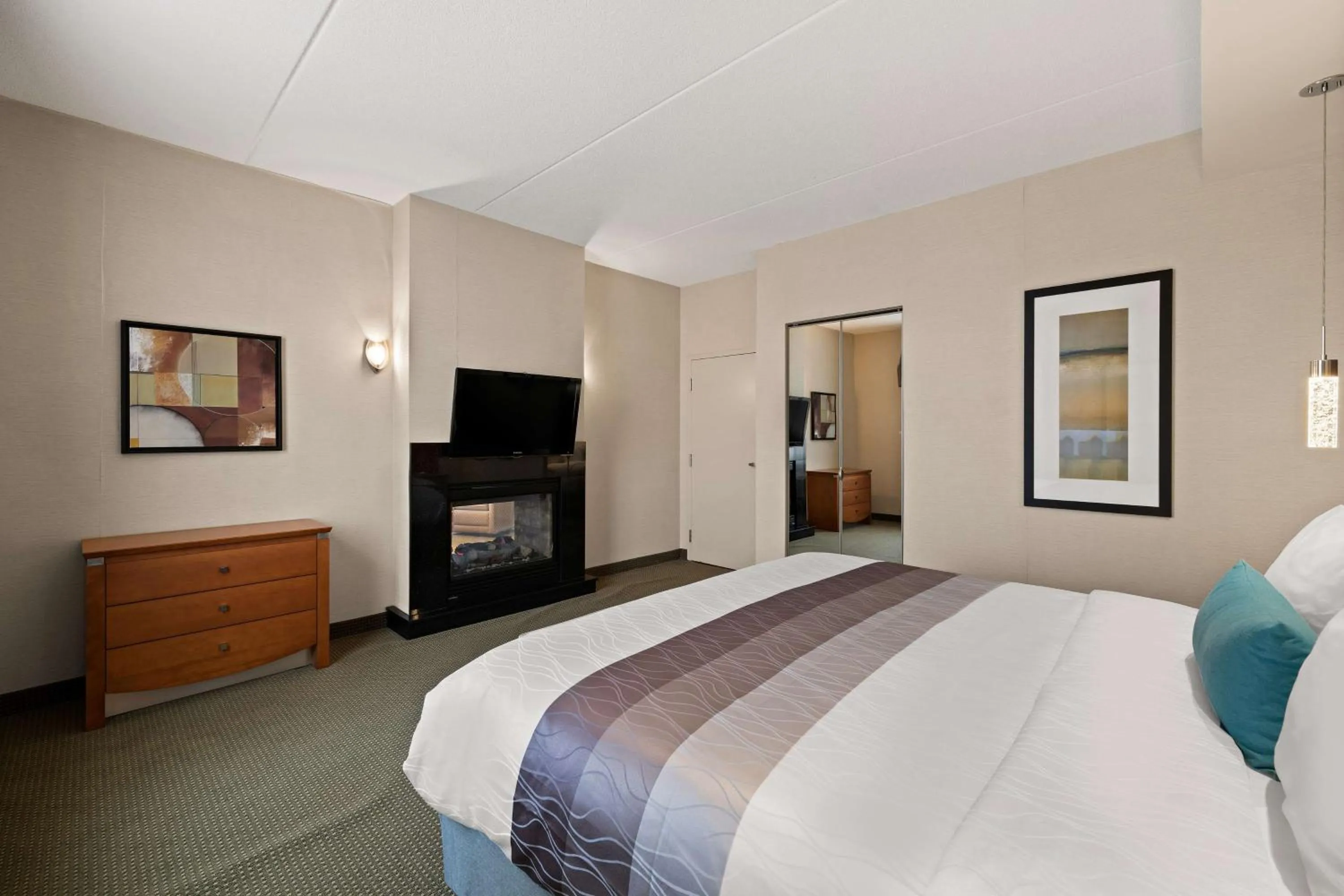 Bedroom, Bed in Best Western Plus Orangeville Inn & Suites