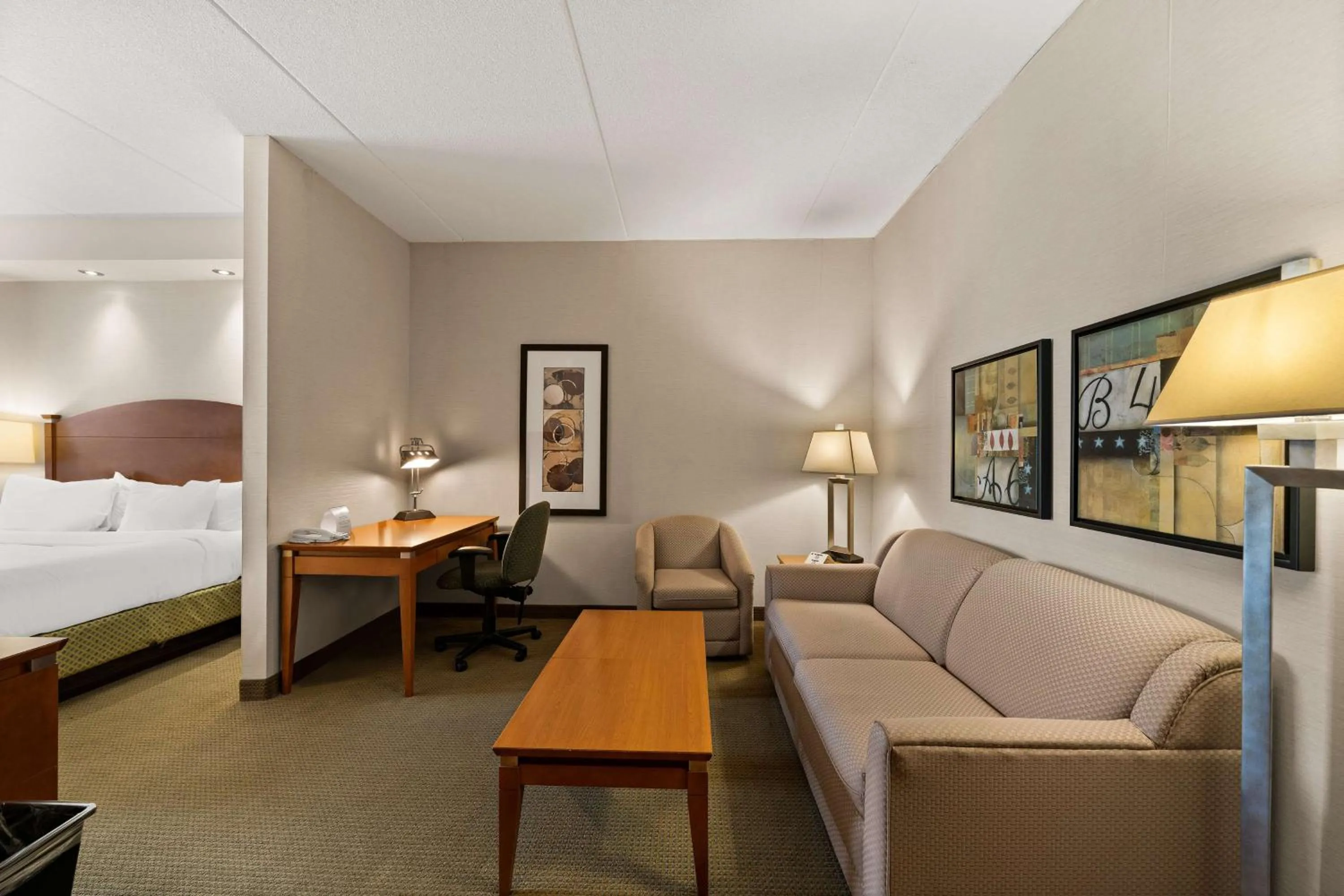 Bedroom, Bed in Best Western Plus Orangeville Inn & Suites