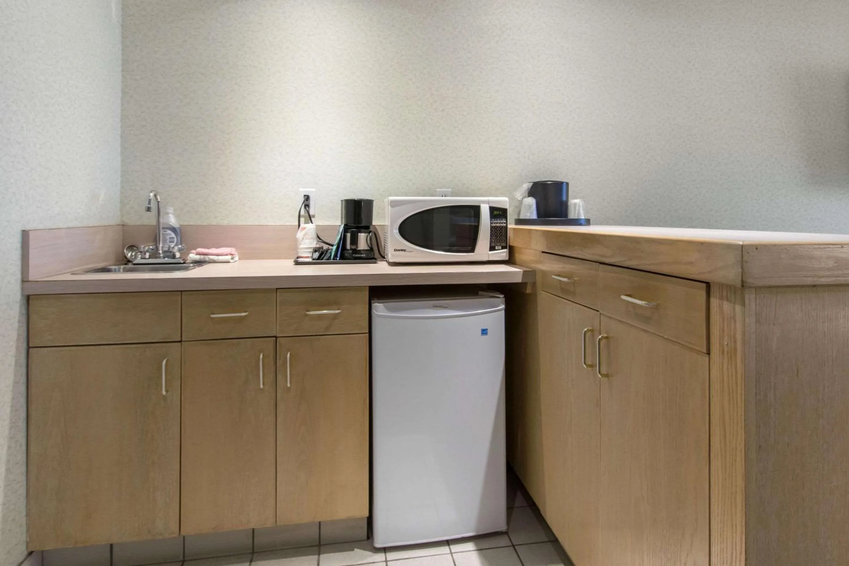 Photo of the whole room, Kitchen/Kitchenette in Quality Inn Medicine Hat