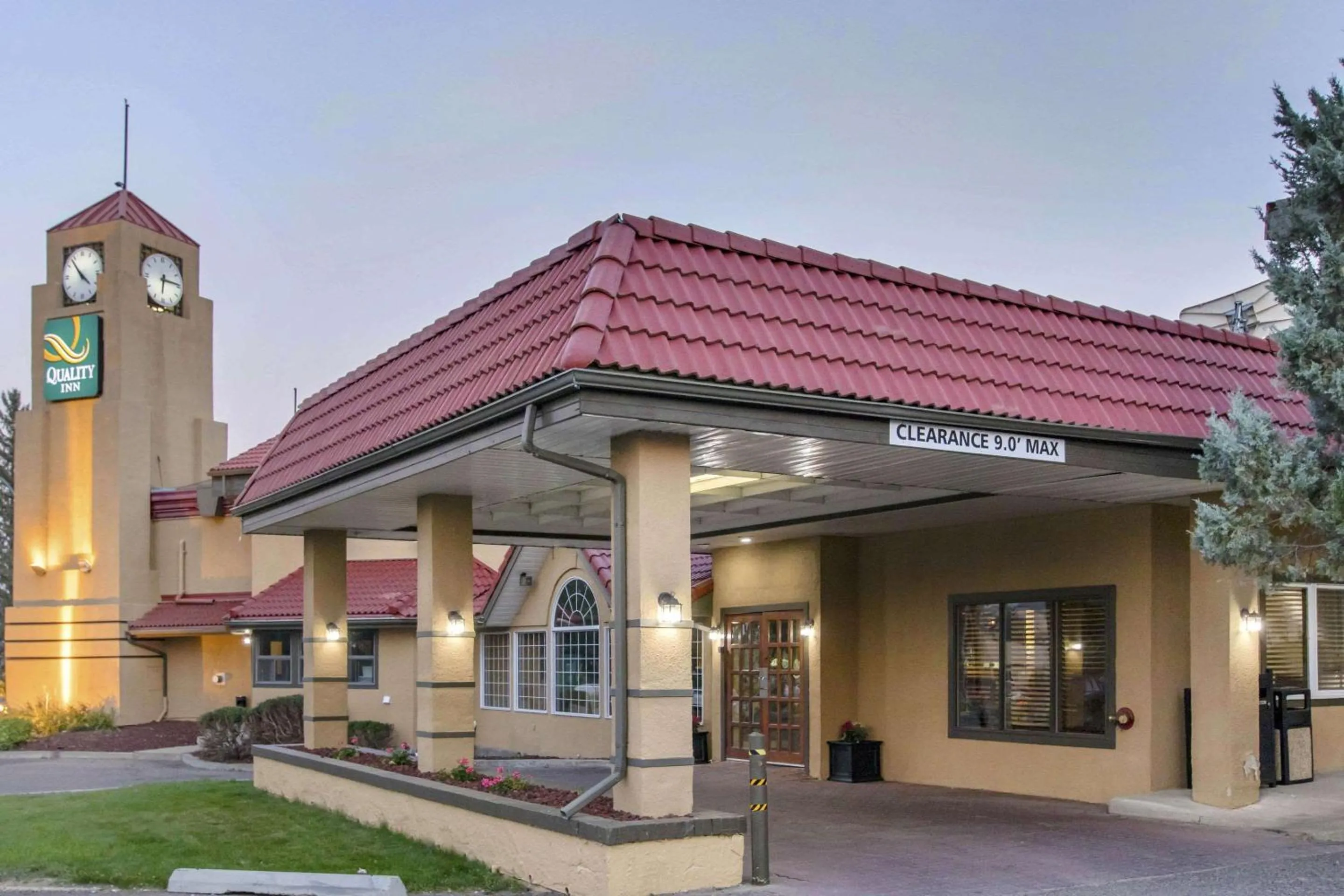 Property Building in Quality Inn Medicine Hat