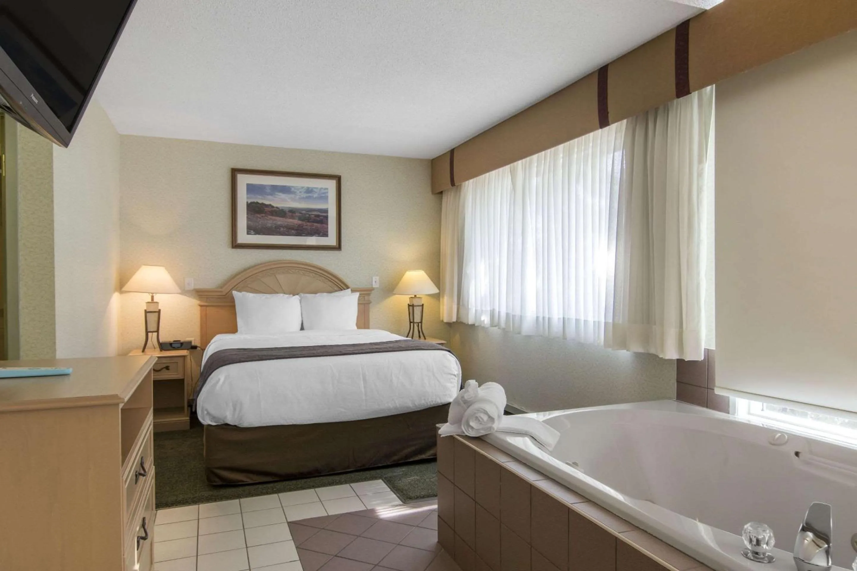 Photo of the whole room, Bed in Quality Inn Medicine Hat