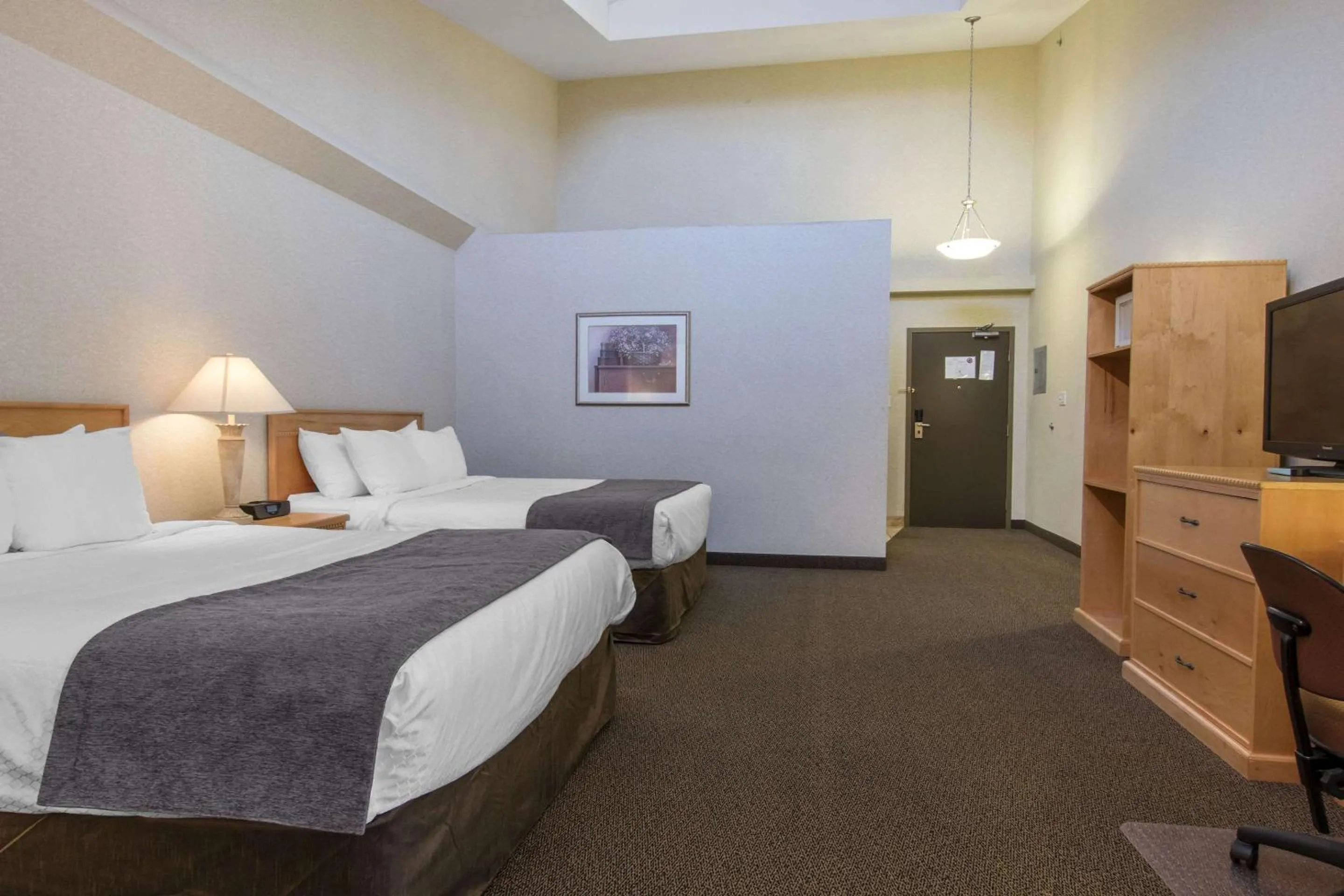 Photo of the whole room, Bed in Quality Inn Medicine Hat