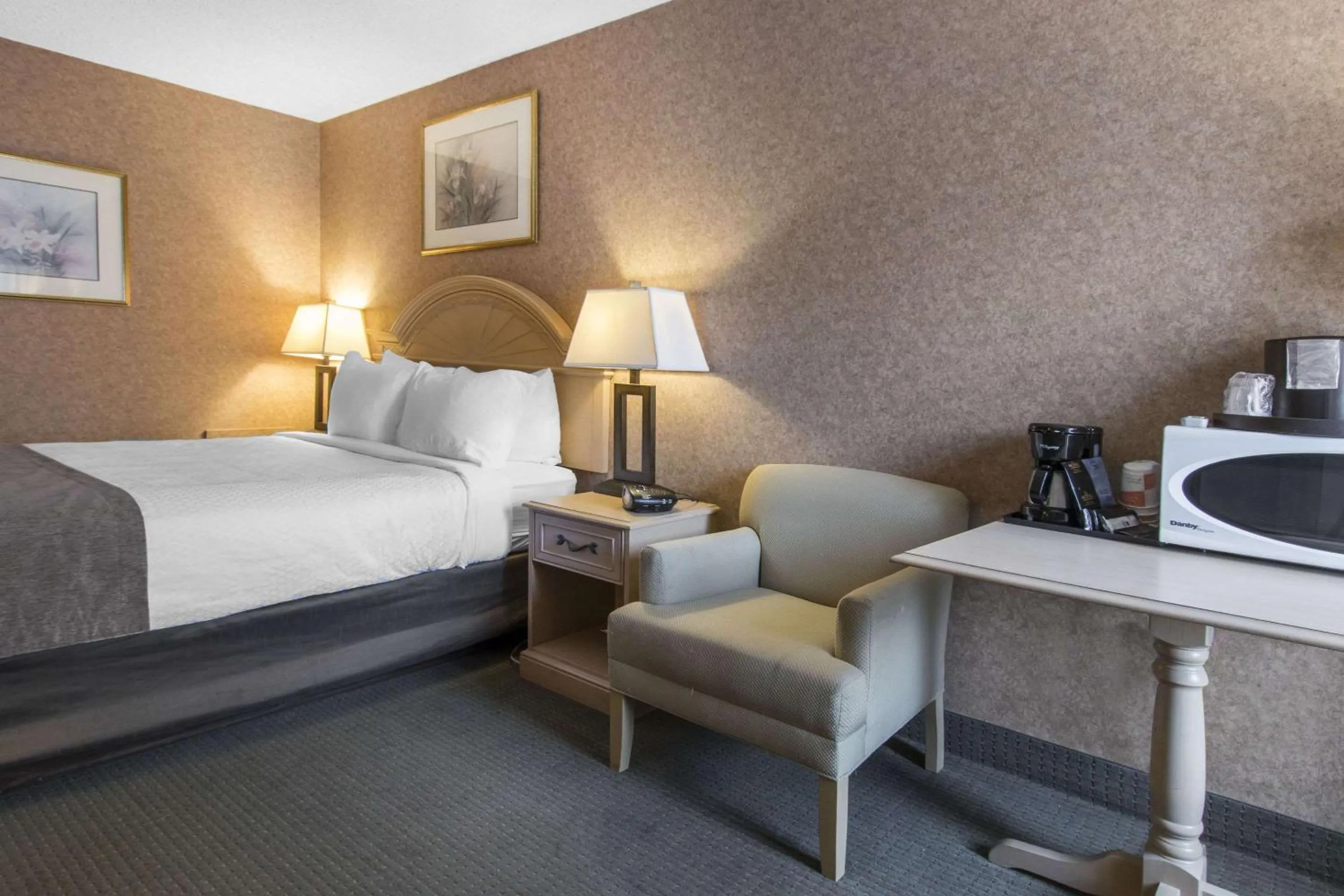 Photo of the whole room, Bed in Quality Inn Medicine Hat