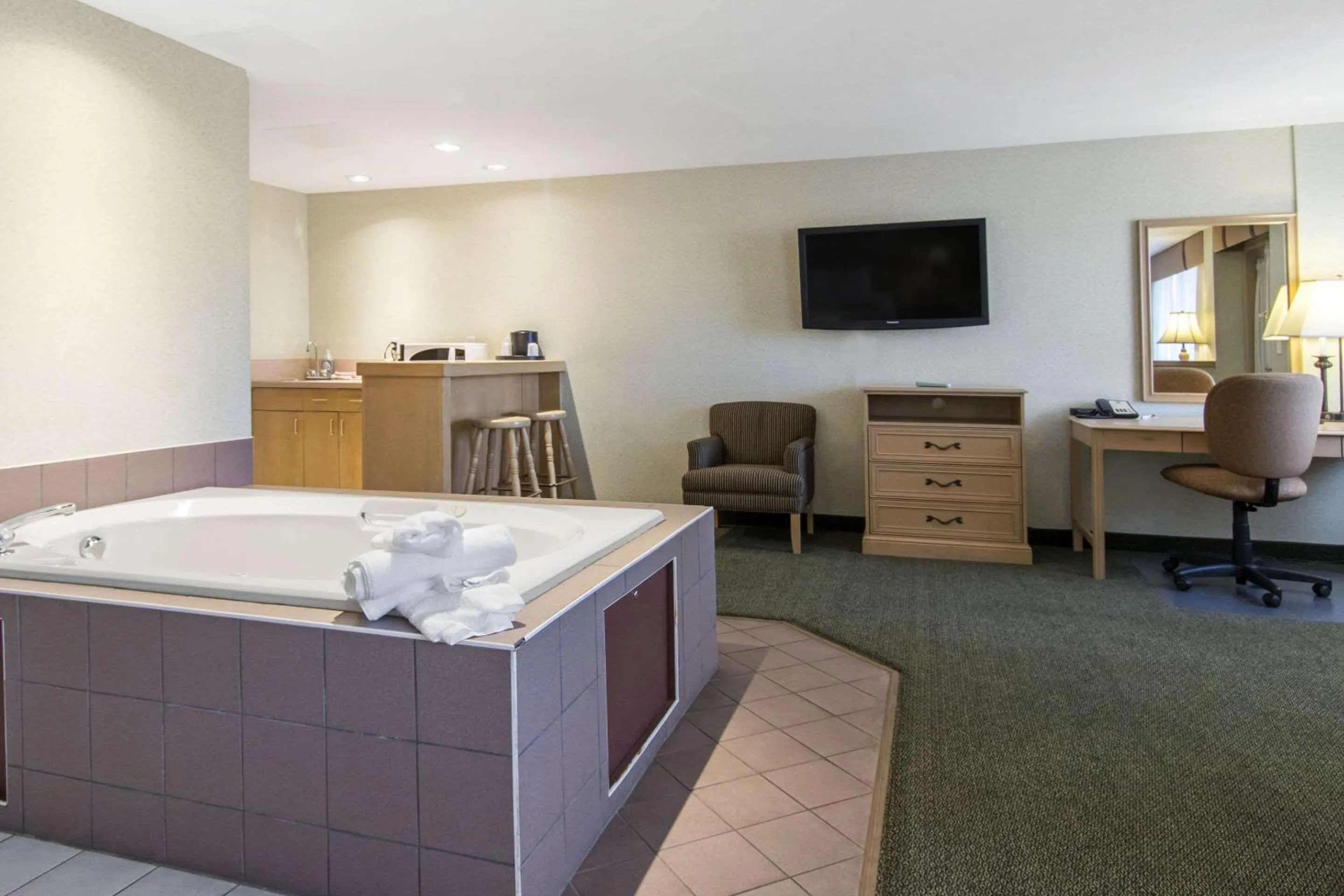 Photo of the whole room in Quality Inn Medicine Hat