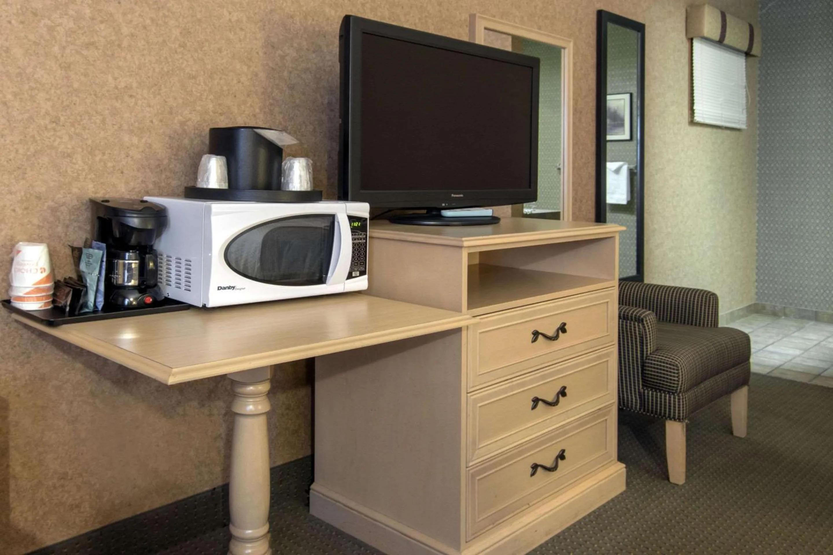 Photo of the whole room, TV/Entertainment Center in Quality Inn Medicine Hat