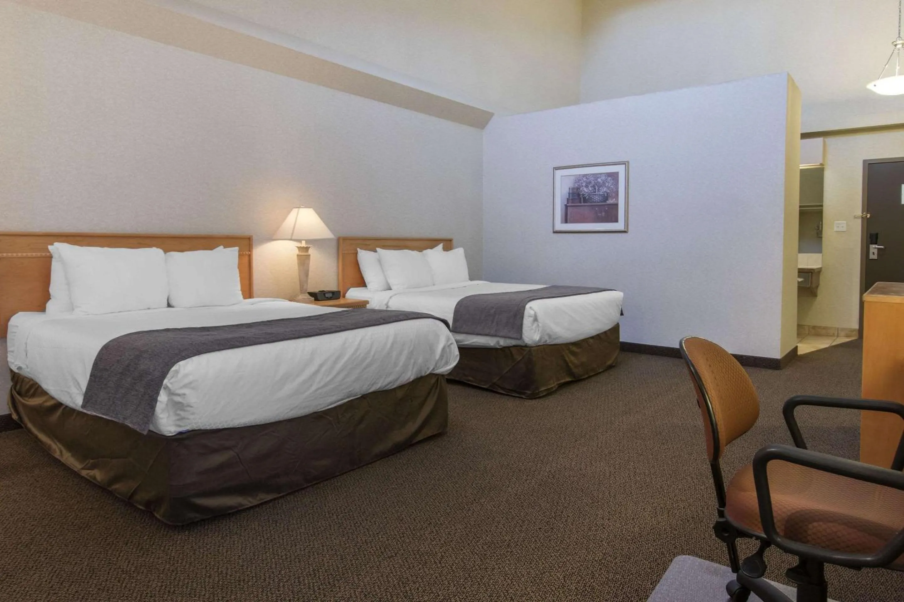 Photo of the whole room, Bed in Quality Inn Medicine Hat