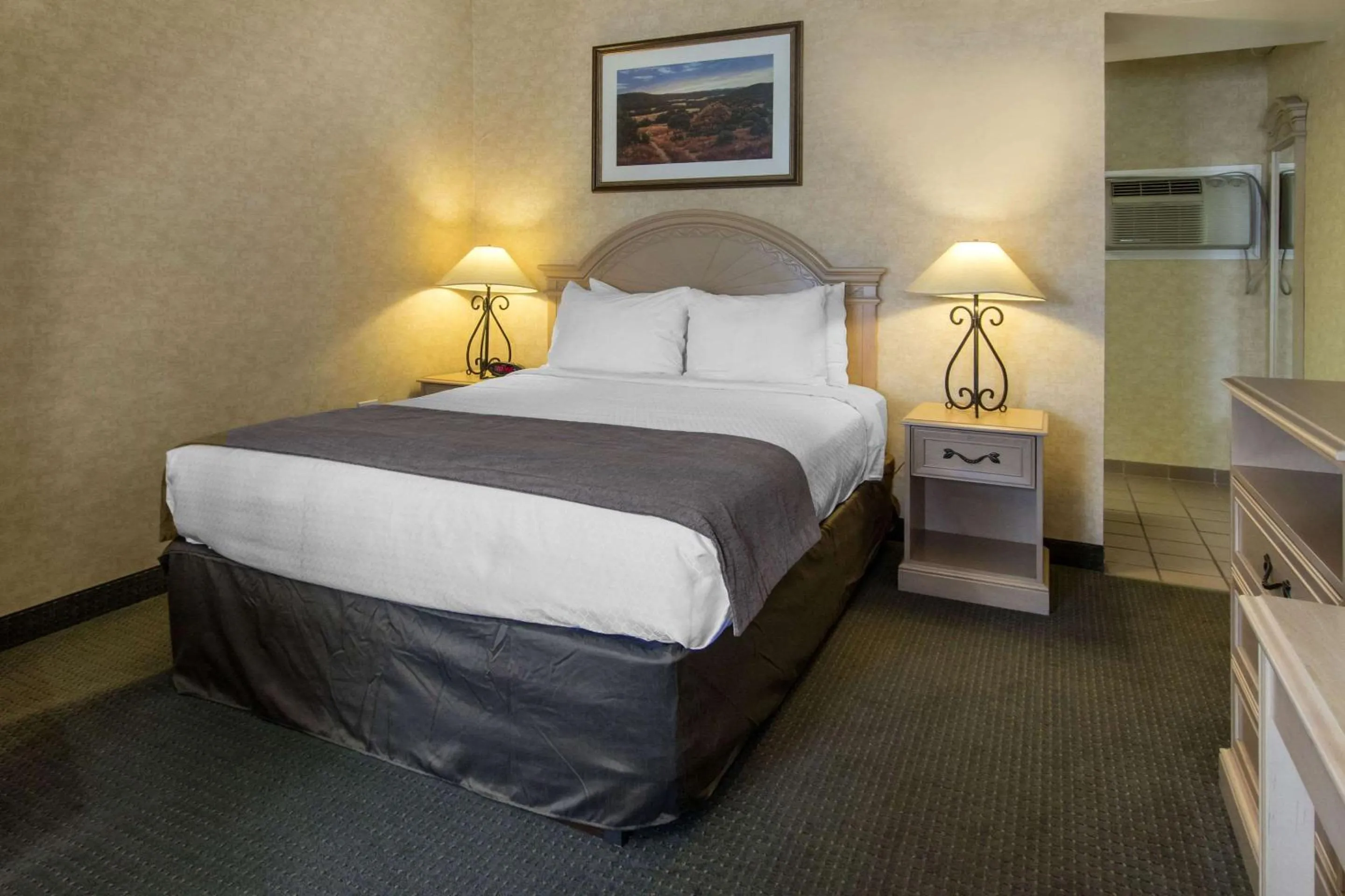 Photo of the whole room, Bed in Quality Inn Medicine Hat