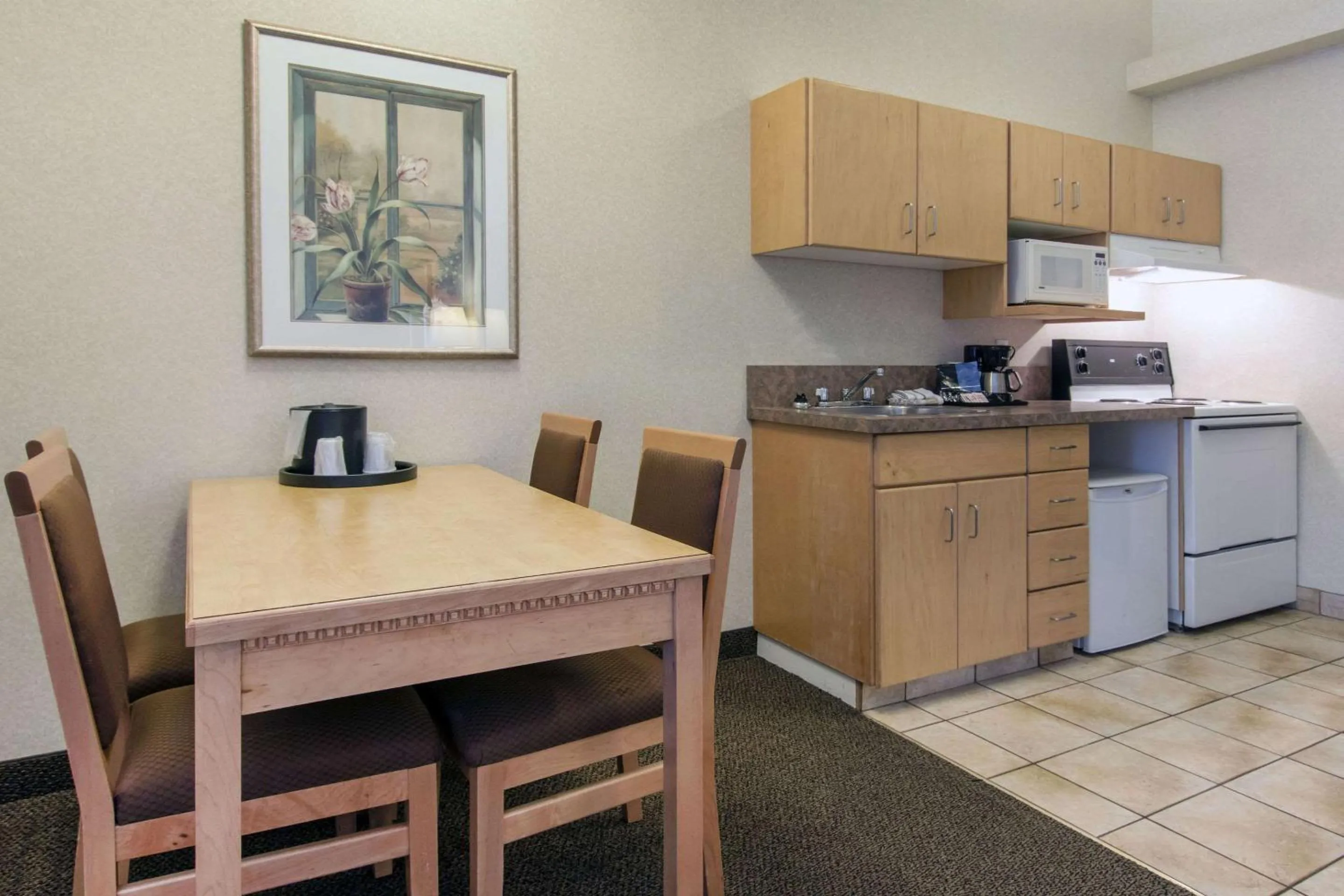 Photo of the whole room, Kitchen/Kitchenette in Quality Inn Medicine Hat