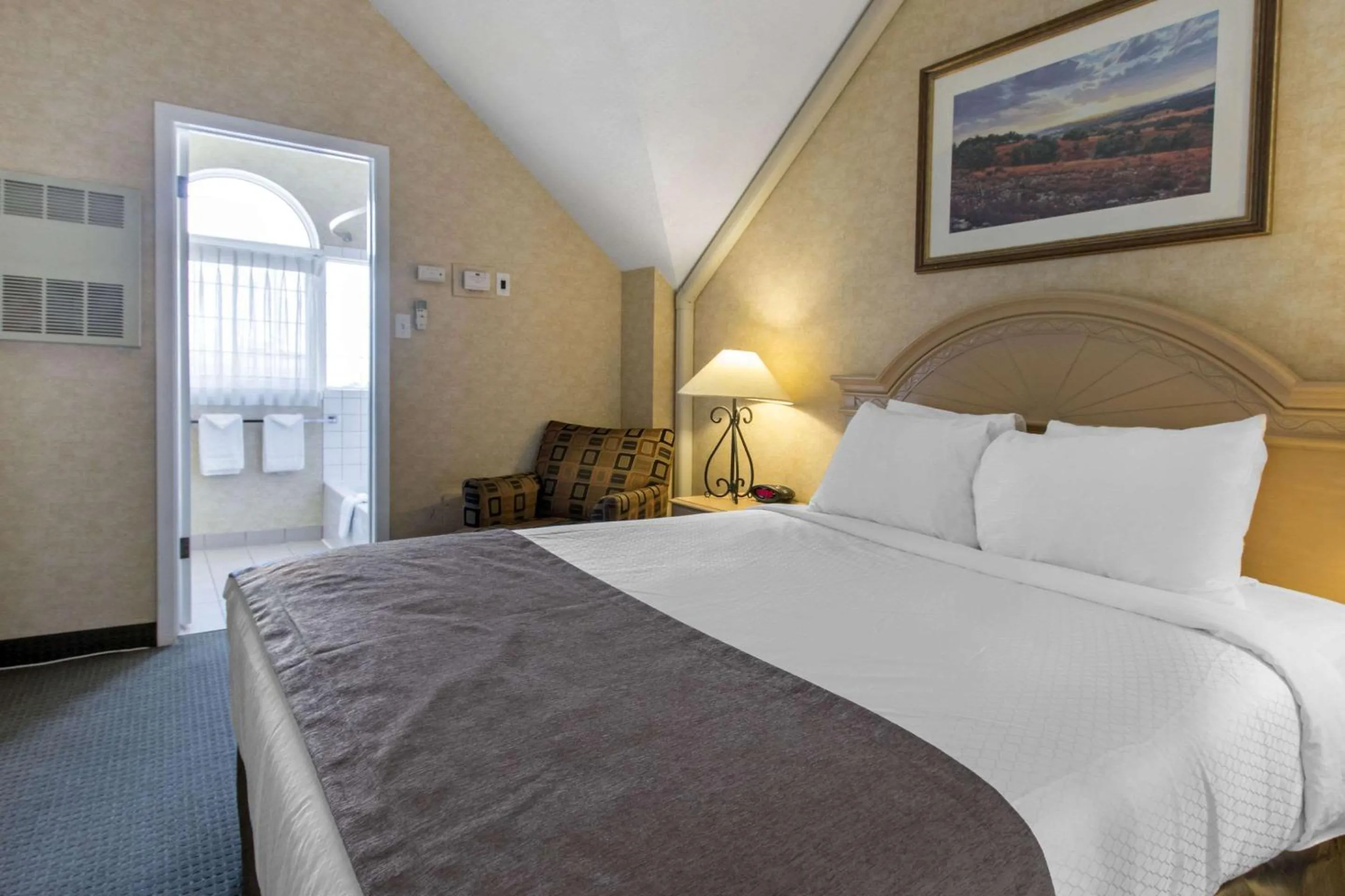 Photo of the whole room, Bed in Quality Inn Medicine Hat