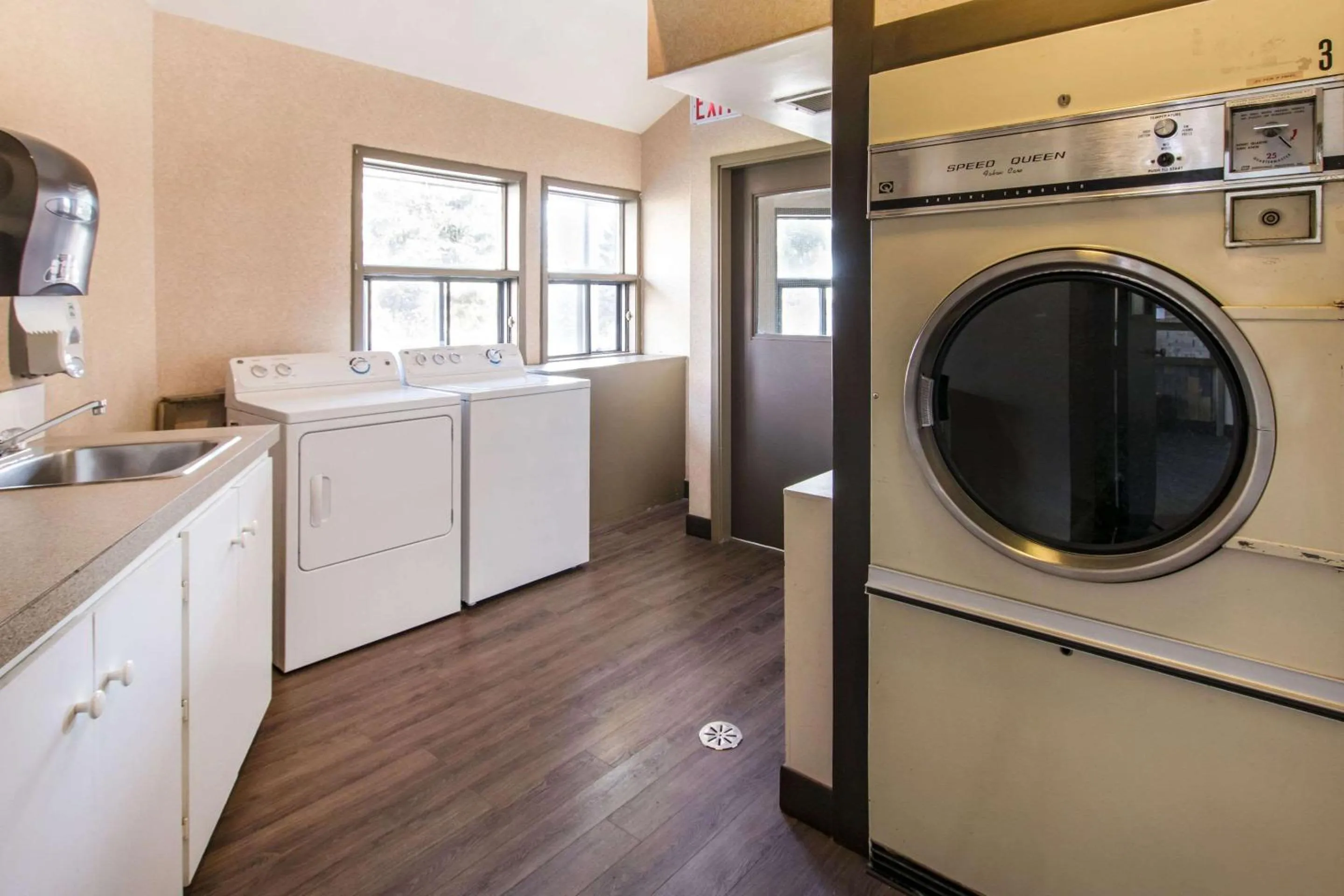 On site, Kitchen/Kitchenette in Quality Inn Medicine Hat