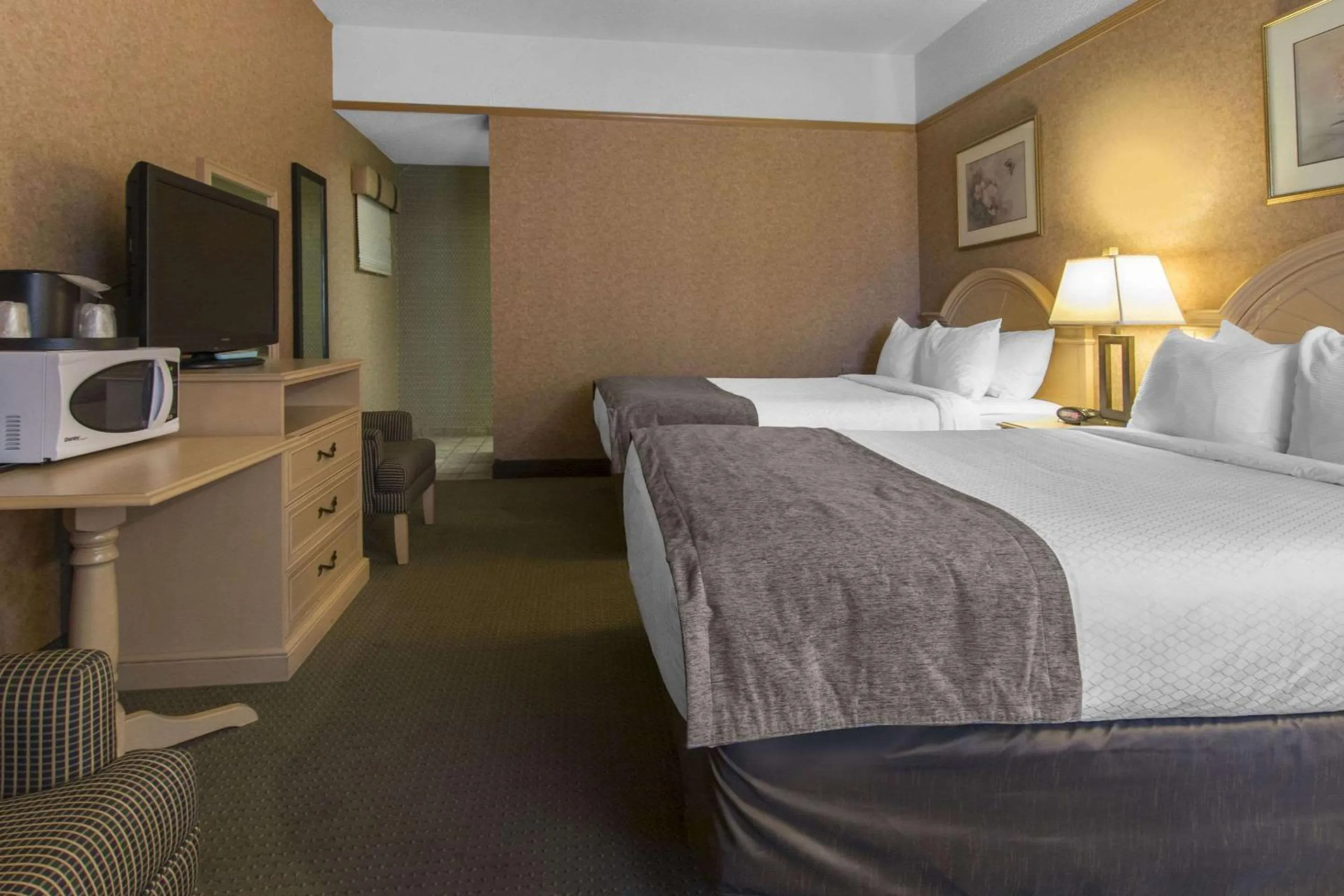 Photo of the whole room, Bed in Quality Inn Medicine Hat