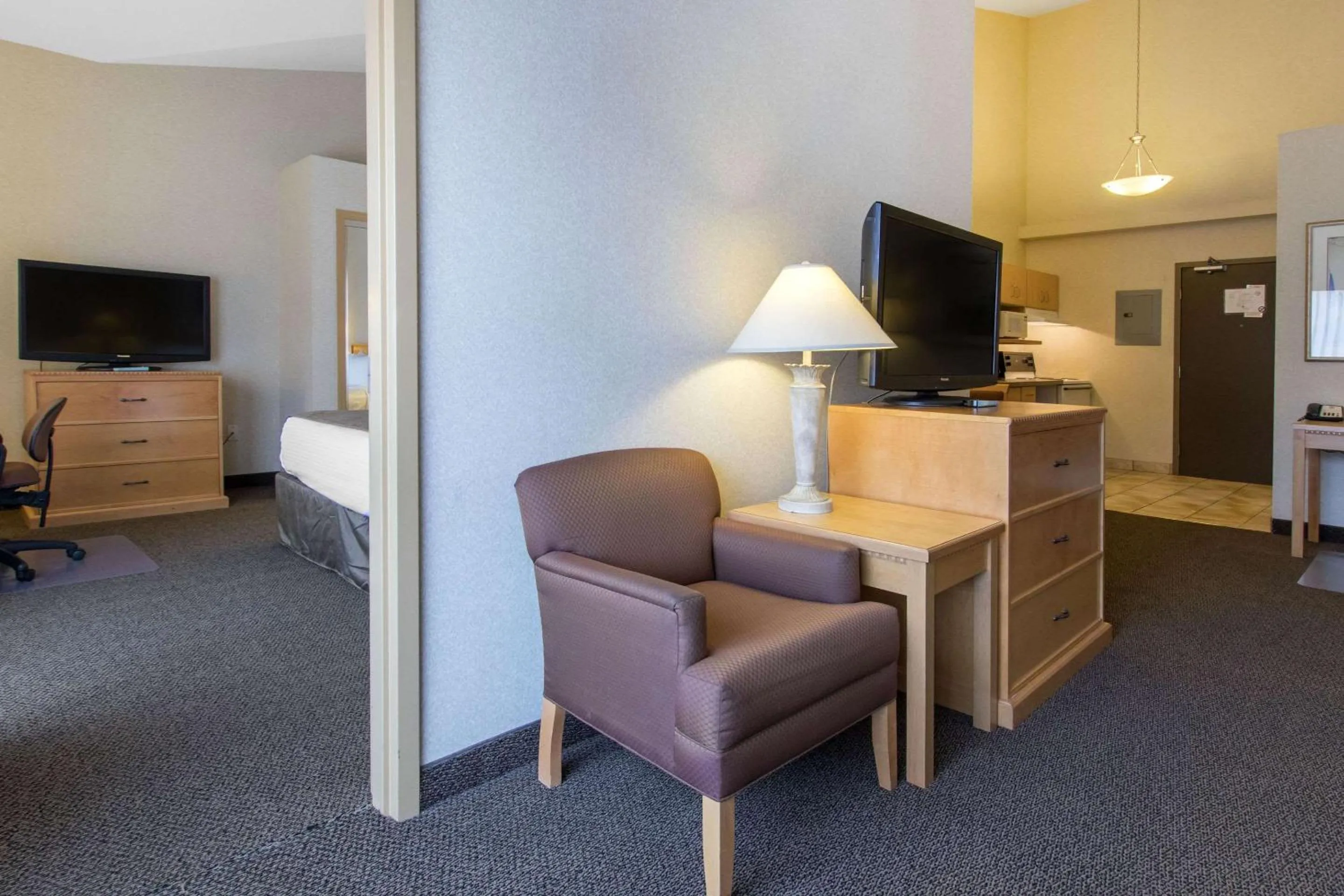 Photo of the whole room, TV/Entertainment Center in Quality Inn Medicine Hat