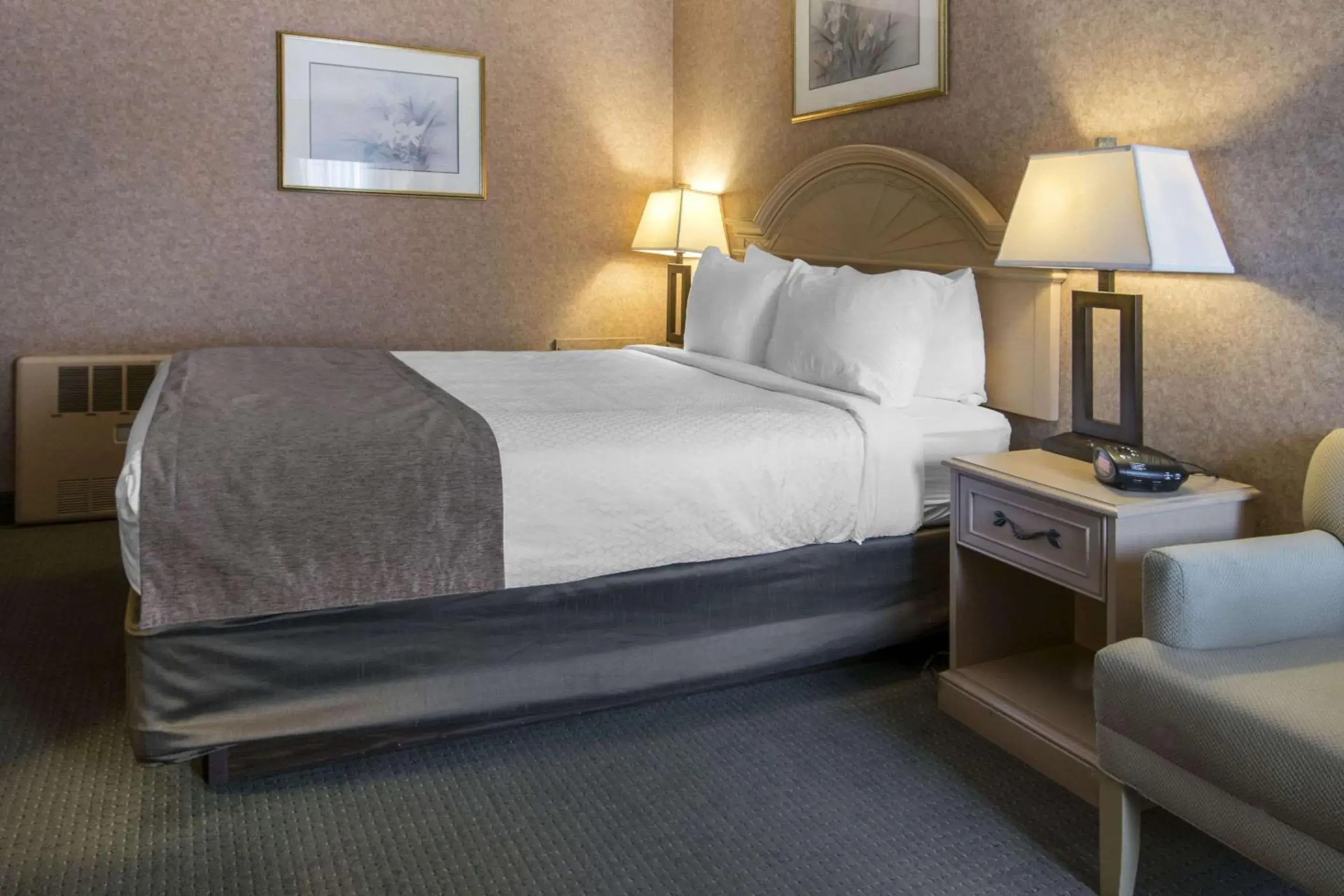 Queen Room - Non-Smoking in Quality Inn Medicine Hat Queen Room - Non-Smoking in Quality Inn Medicine Hat