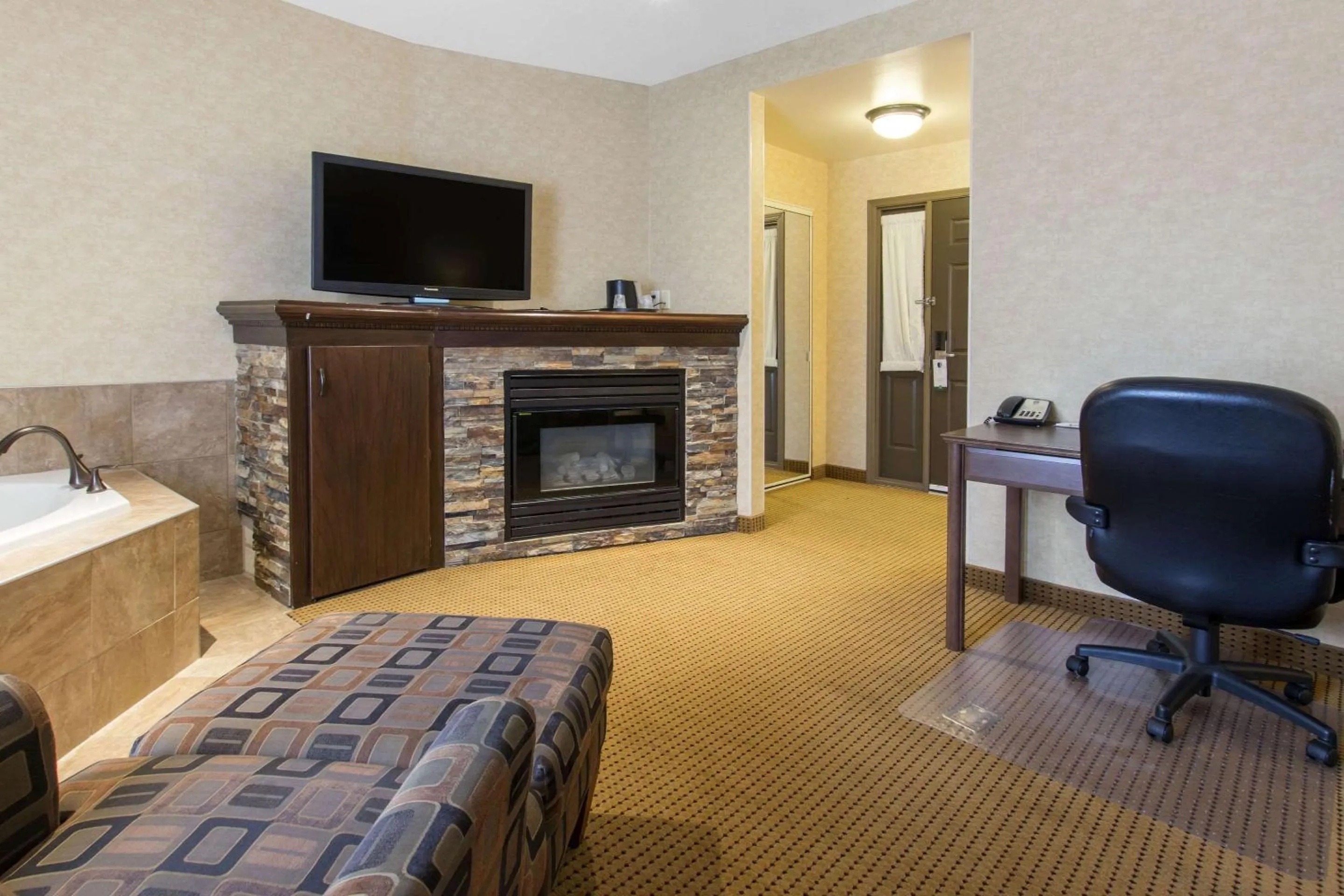 Photo of the whole room, TV/Entertainment Center in Quality Inn Medicine Hat