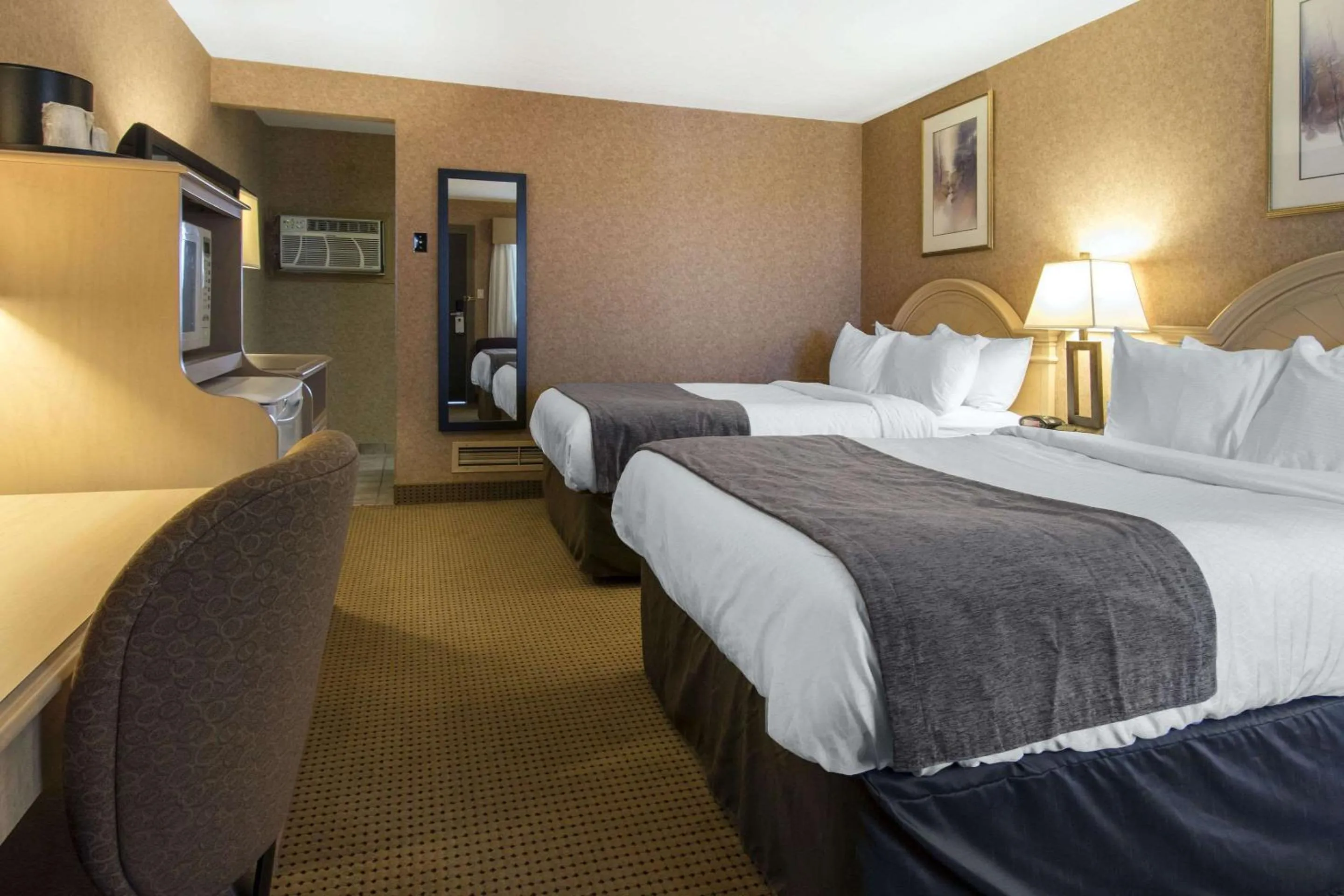 Photo of the whole room, Bed in Quality Inn Medicine Hat