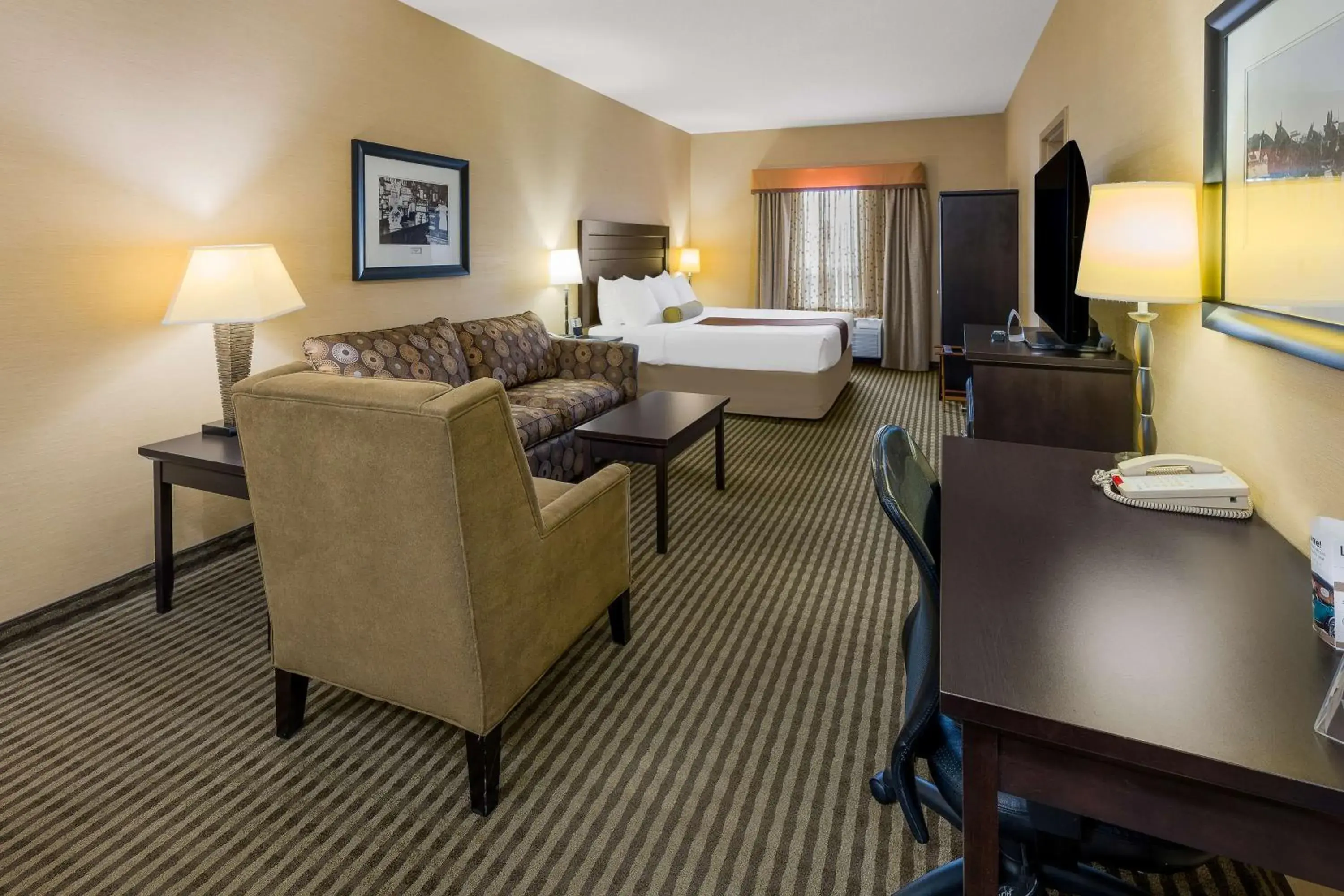 Deluxe King Suite in Best Western Sunrise Inn & Suites Deluxe King Suite in Best Western Sunrise Inn & Suites