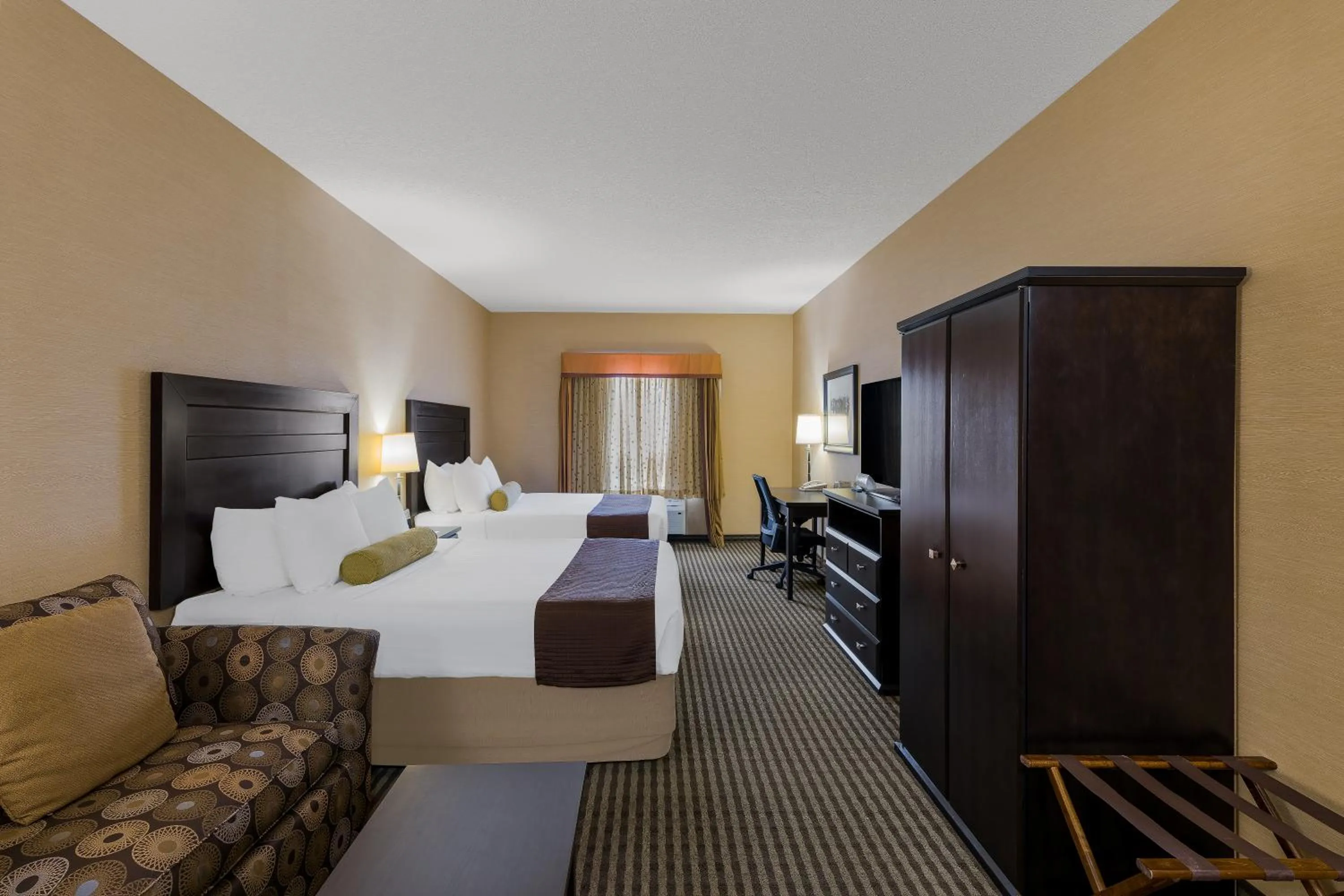 Photo of the whole room, Bed in Best Western Sunrise Inn & Suites