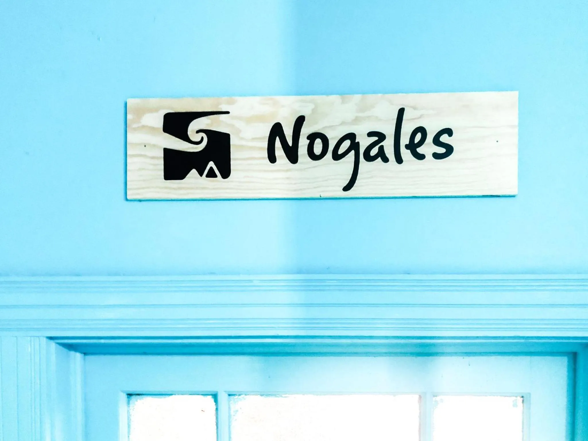 Logo/Certificate/Sign in Hostal Kuira Bá by Rotamundos