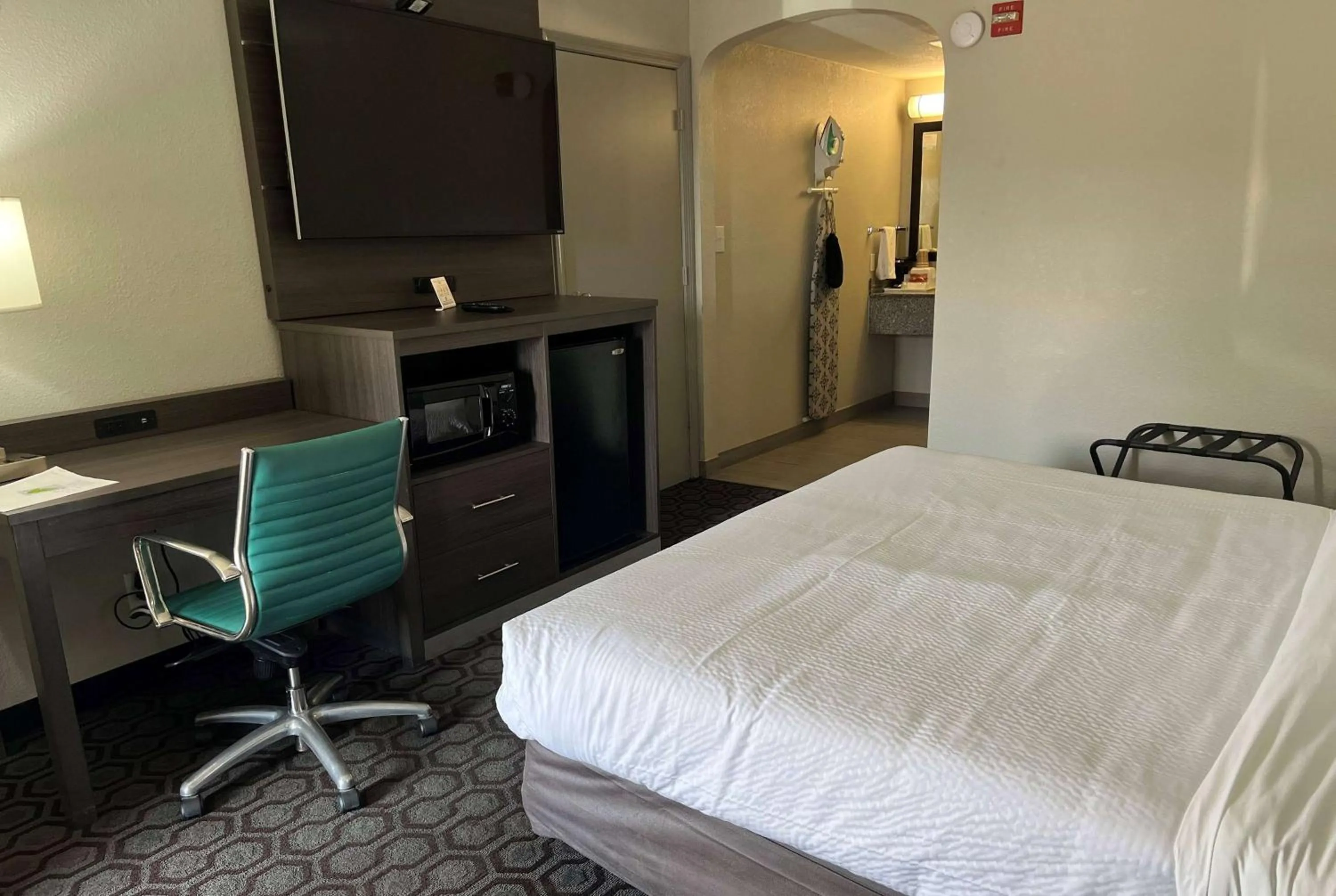 Photo of the whole room, Bed in Days Inn by Wyndham Wagoner