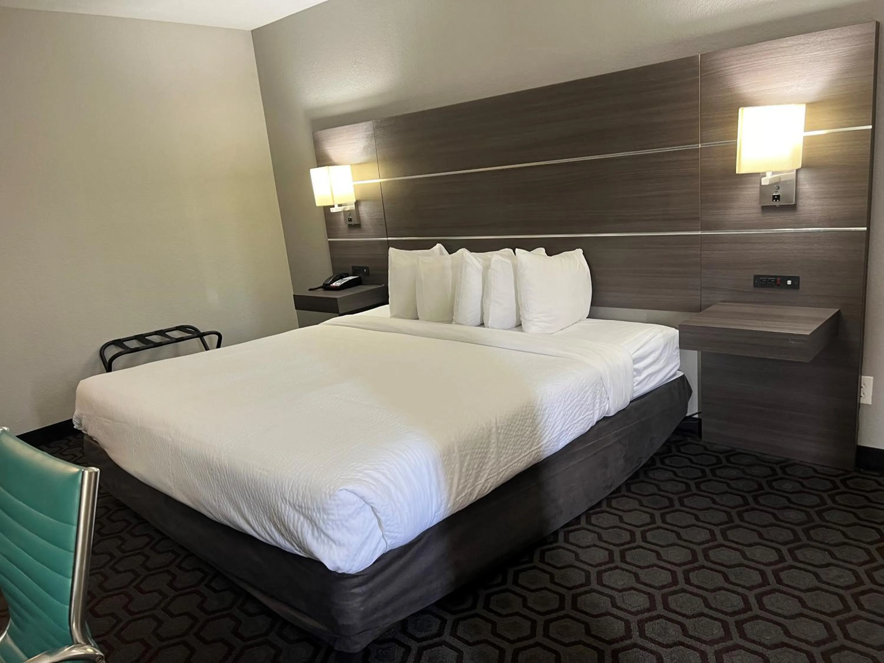 acessibility, Bed in Days Inn by Wyndham Wagoner