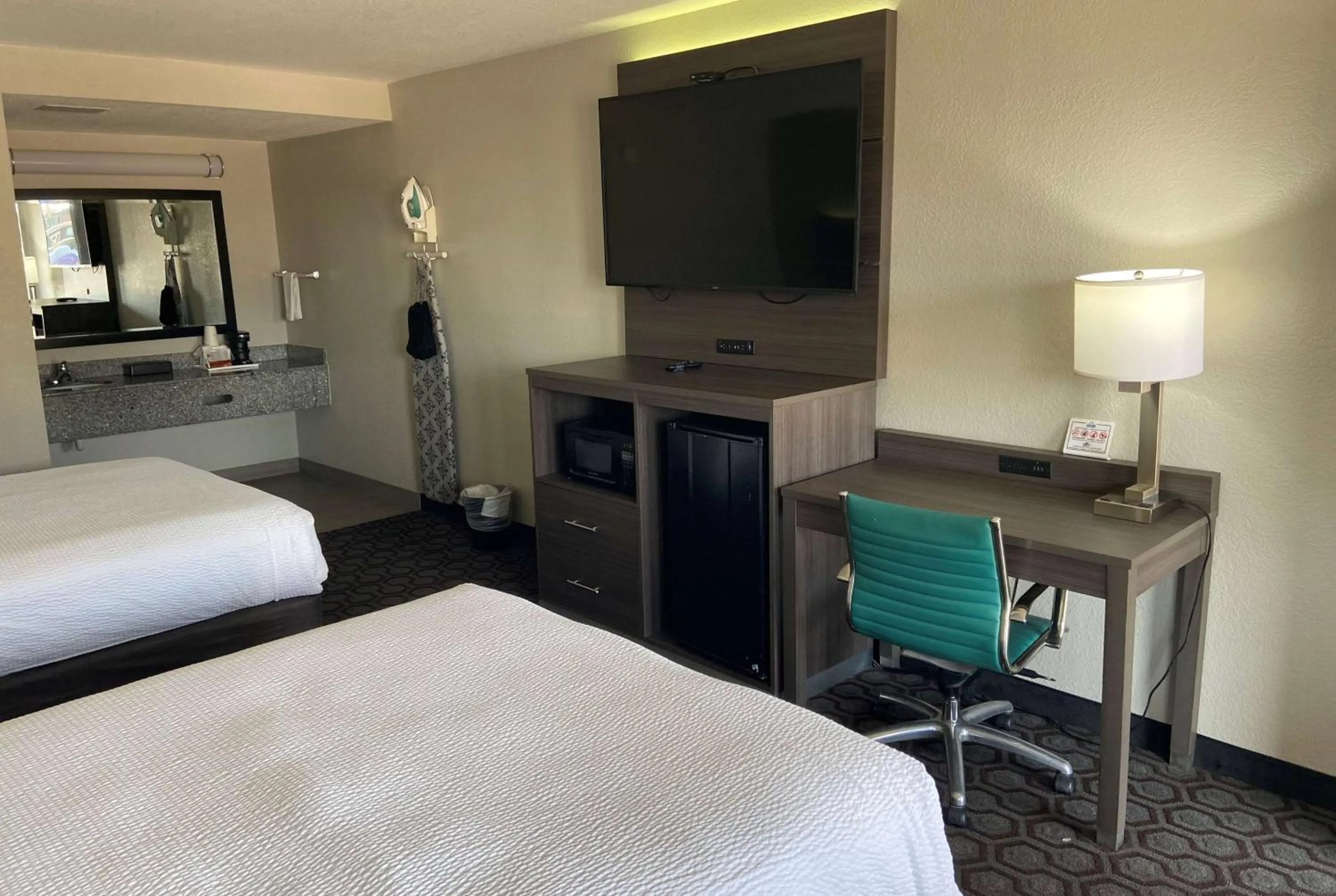 TV and multimedia, Bed in Days Inn by Wyndham Wagoner