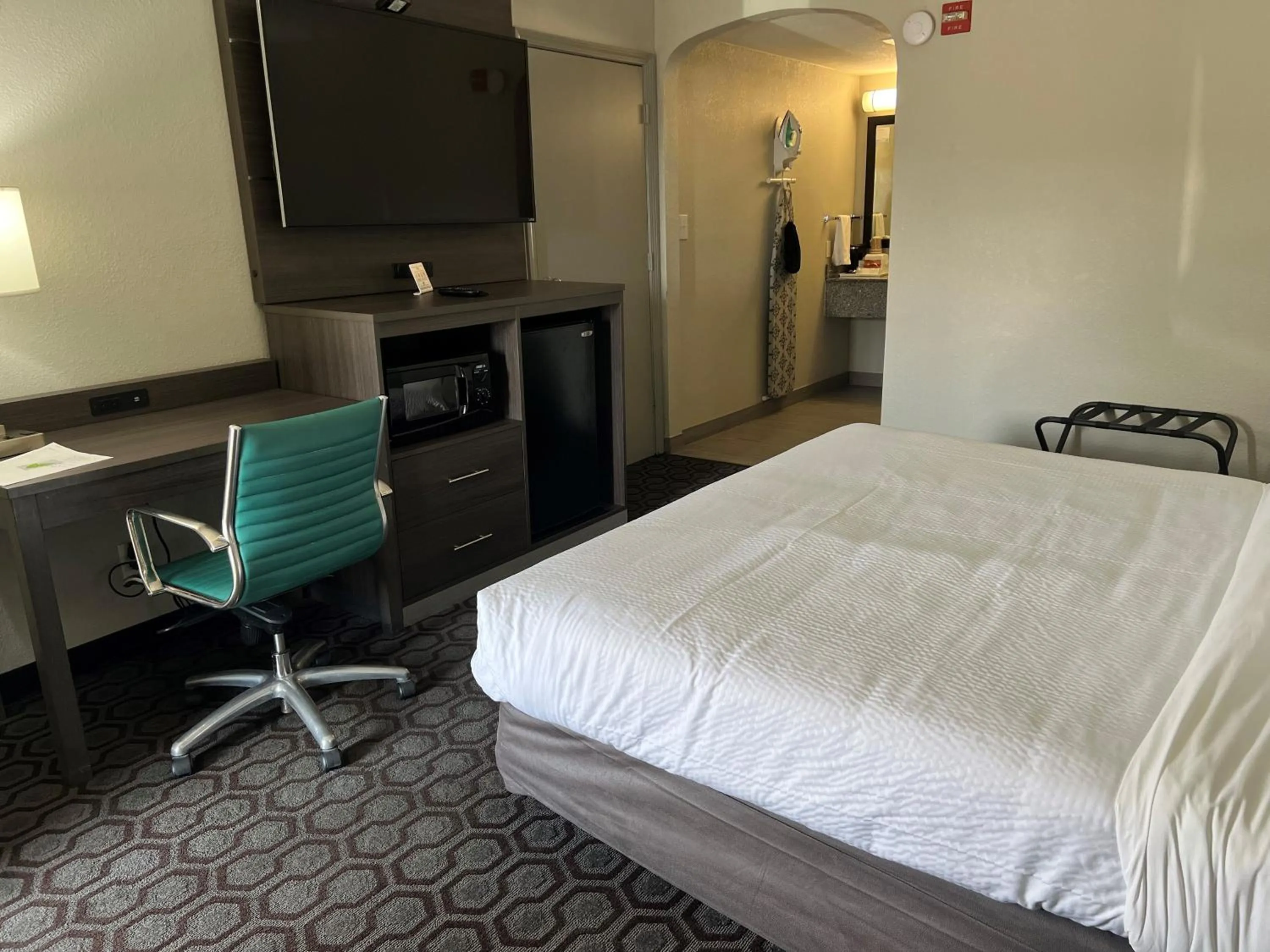 acessibility, Bed in Days Inn by Wyndham Wagoner